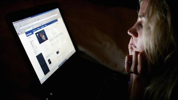 Apakah Pamer Kemesraan Online Menunjukkan Ketidakamanan dalam Hubungan?