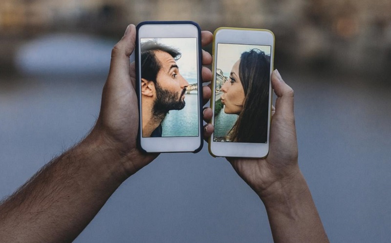 Bagaimana Pengguna Menilai Pasangan yang Terbuka tentang Hubungan Mereka Online?
