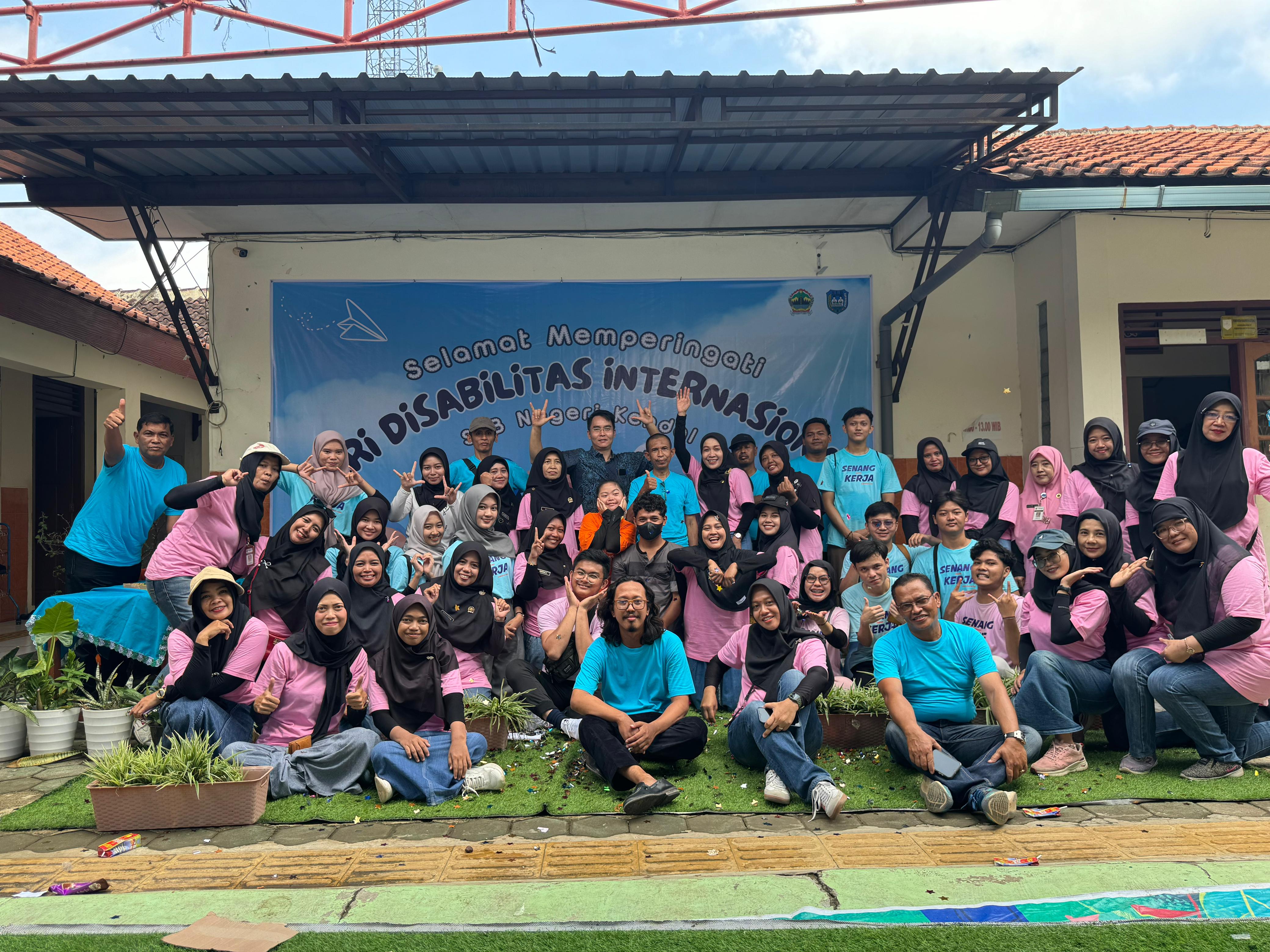 Universitas STEKOM dan Toploker.com Gelar Sosialisasi Sambil Peringati Hari Disabilitas Internasional di SLB Negeri Kendal