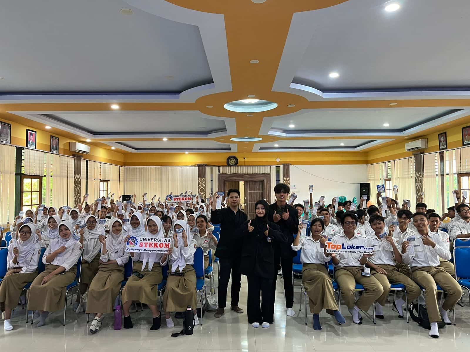Universitas STEKOM dan Toploker.com Berpartisipasi dalam Expo Campus di SMAN 1 Kendal