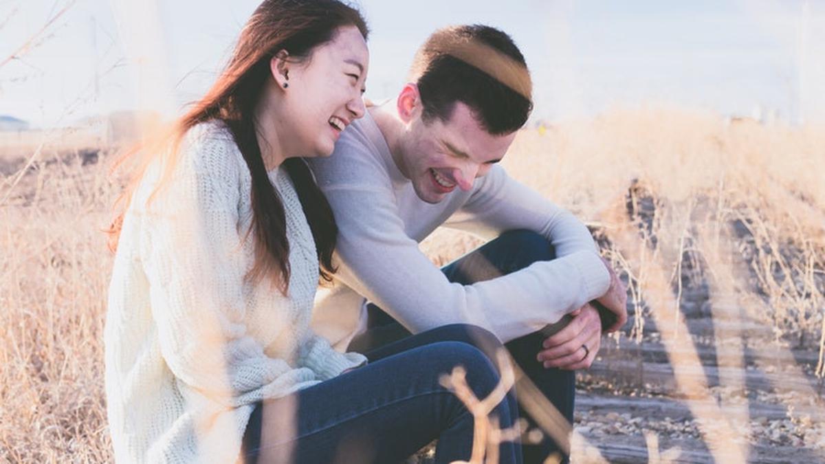 Cinta di Antara Persahabatan: Manis atau Rumit?
