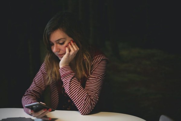 Ngaku Udah Move On Tapi Masih Stalking? Ini Saatnya Detox Mantan!