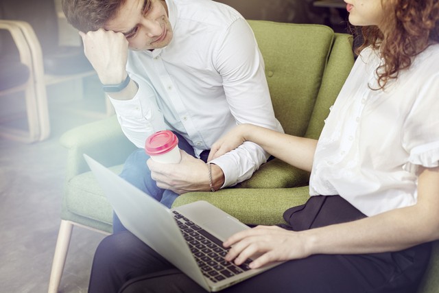 Romantis atau Masalah? Pacaran dengan Rekan Kerja atau Teman Kuliah