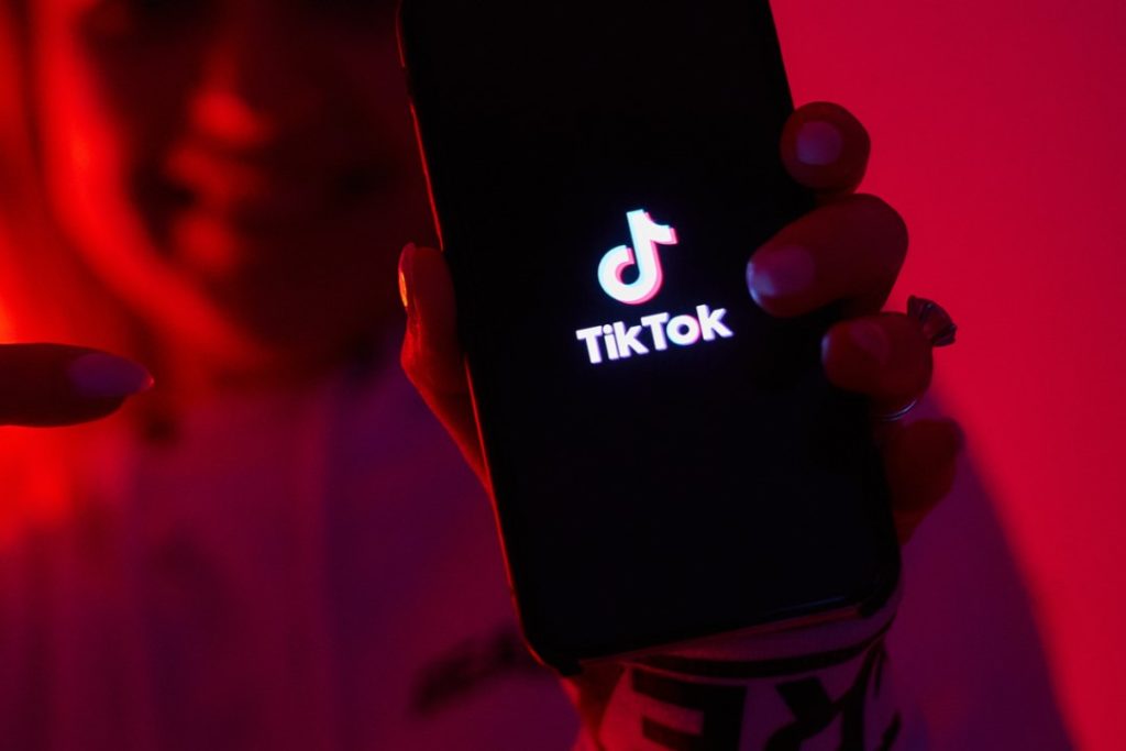 Memahami Fenomena "Pasangan Standar TikTok" di Media Sosial
