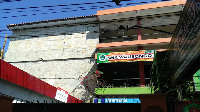 Universitas STEKOM dan TopLoker.com Gelar Sosialisasi PMB 2025 di SMK Walisongo Semarang