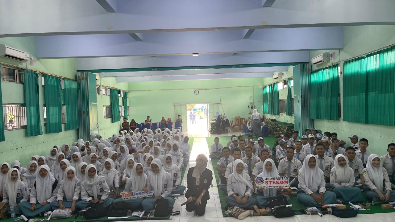Universitas STEKOM Hadir dalam Expo SMKN 1 Ampelgading Pemalang: Edukasi Karier dan Peluang Studi Bersama TopLoker.com