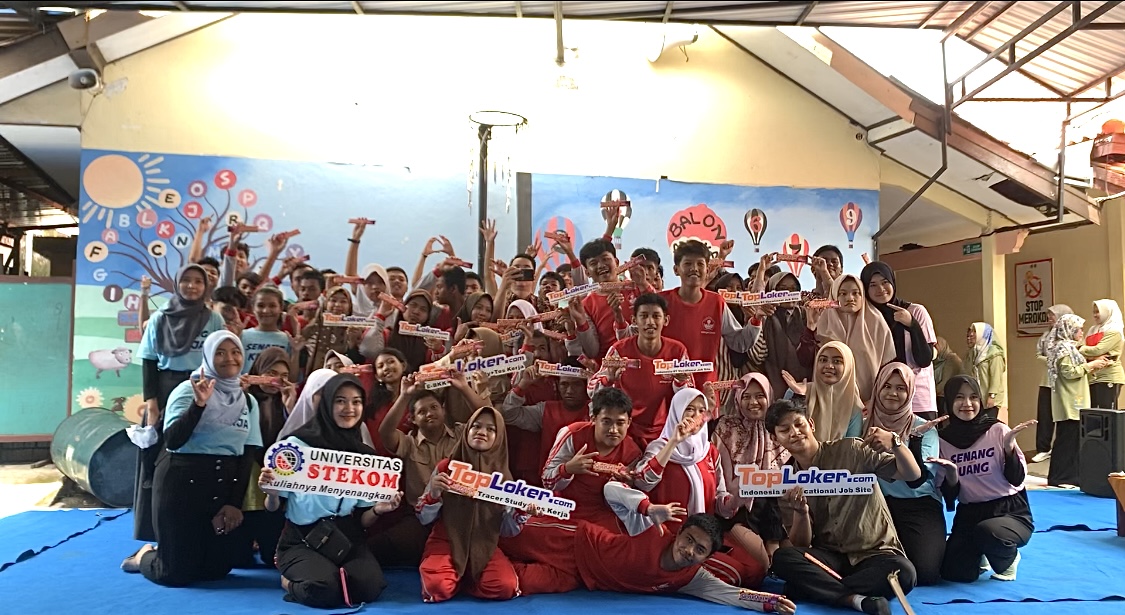 Universitas STEKOM dan TopLoker.com Kembali Kunjungi SLB Negeri 1 Demak: Berbagi Ilmu Tentang Dunia Kerja Sekaligus Rayakan Hari Valentine