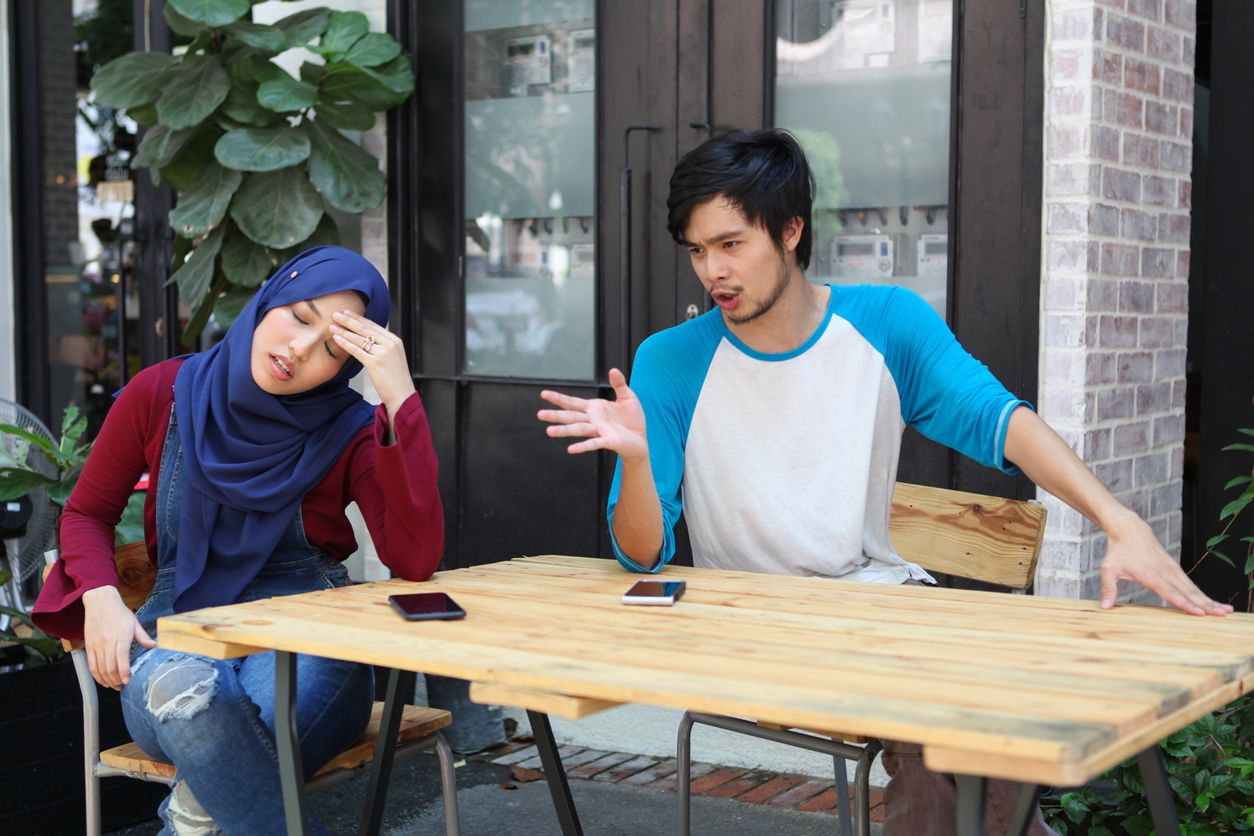 Pasanganku Sering Bahas Mantannya, Normal Gak Sih?
