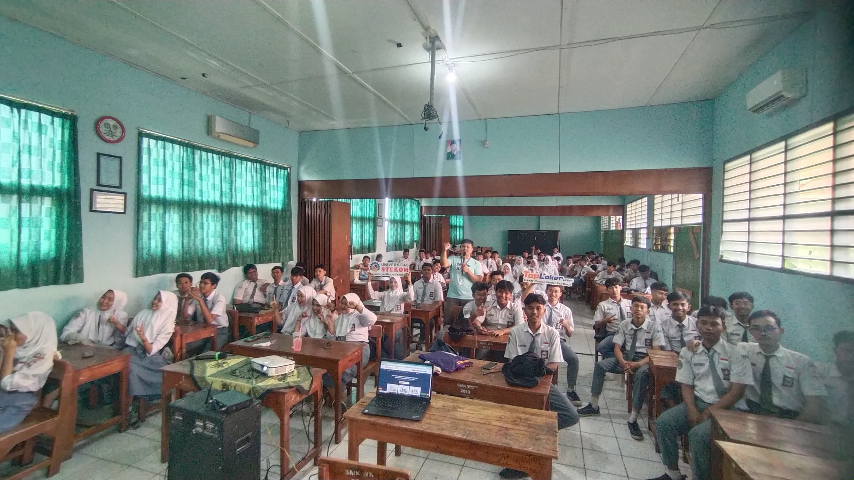 Sosialisasi PMB Universitas STEKOM & TopLoker.com di SMK Walisongo Semarang