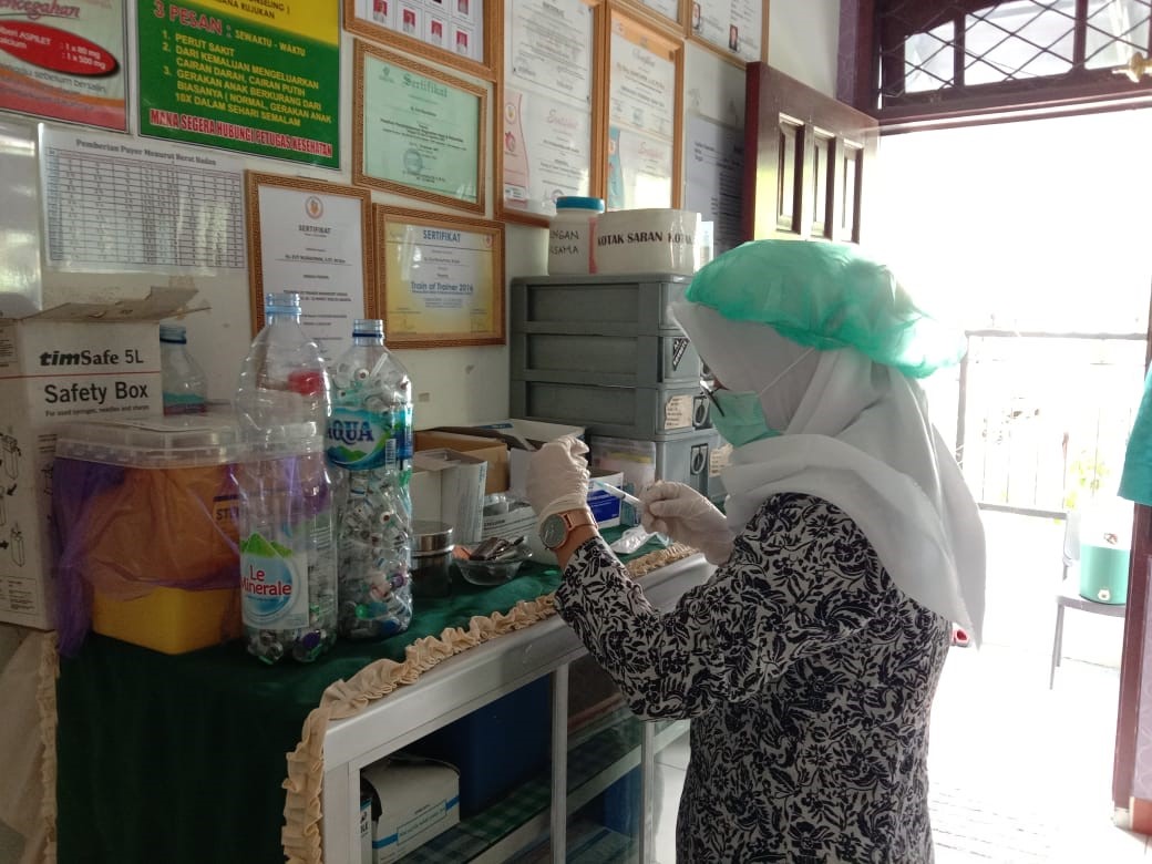 Mahasiswa Universitas Sains Dan Teknologi Komputer Ikut Mensukseskan Program Vaksinasi Di Puskesmas Kadudampit