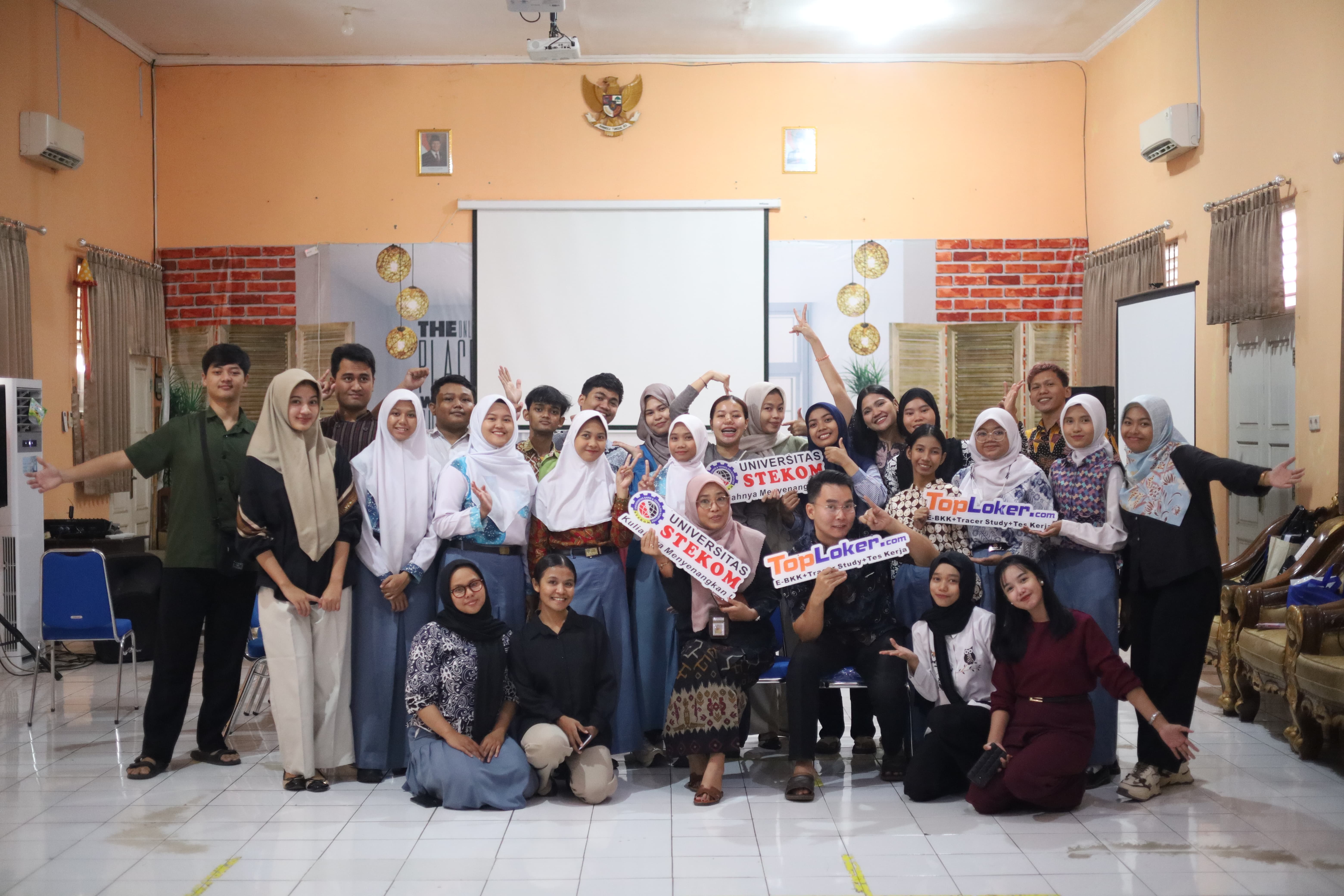 Universitas STEKOM dan TopLoker.com Gelar Gladi Bersih Job Canvasing di SLBN Semarang