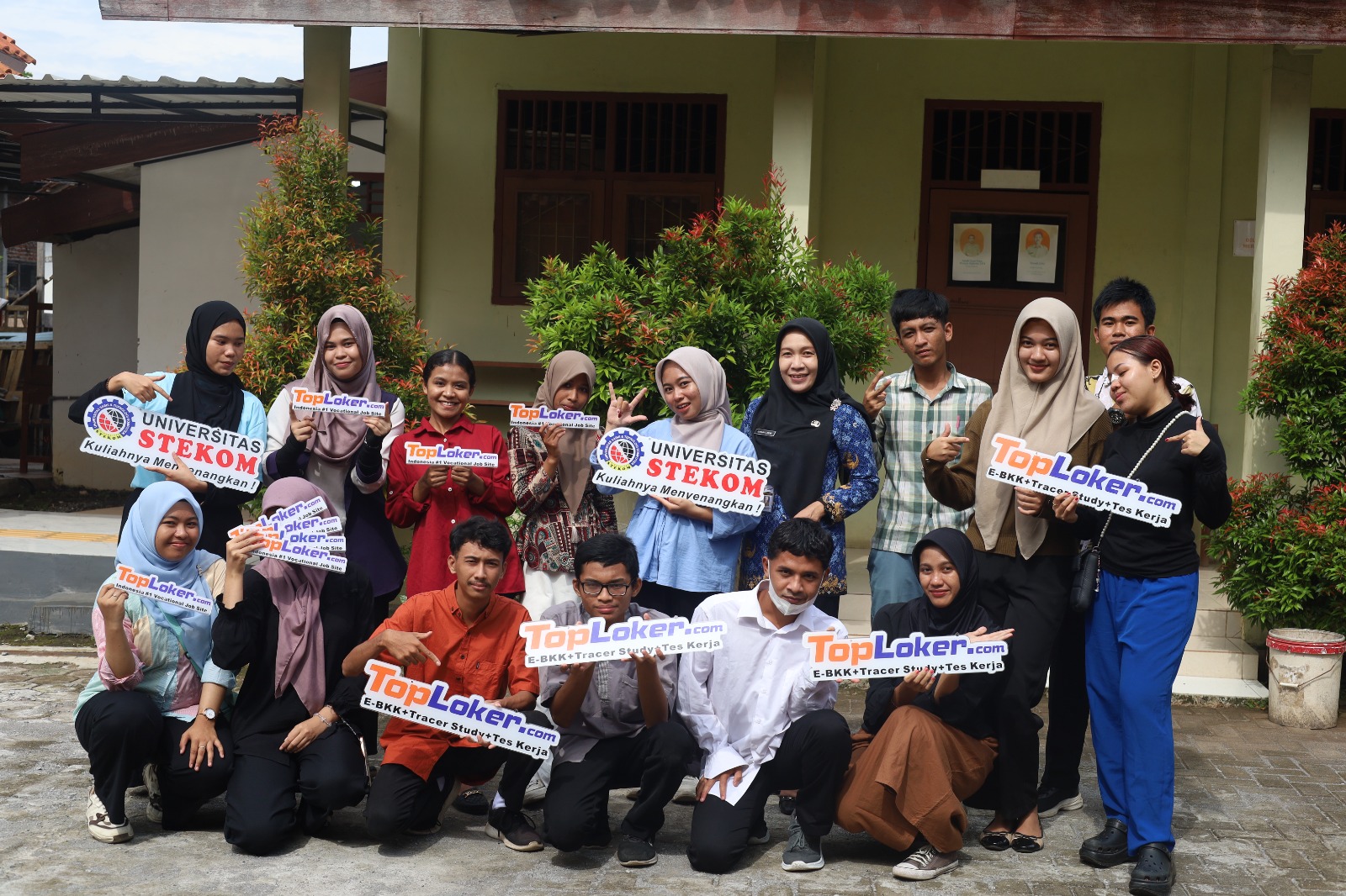 Universitas STEKOM dan Toploker.com Gelar Pelatihan Siap Kerja di SLB Negeri Kendal