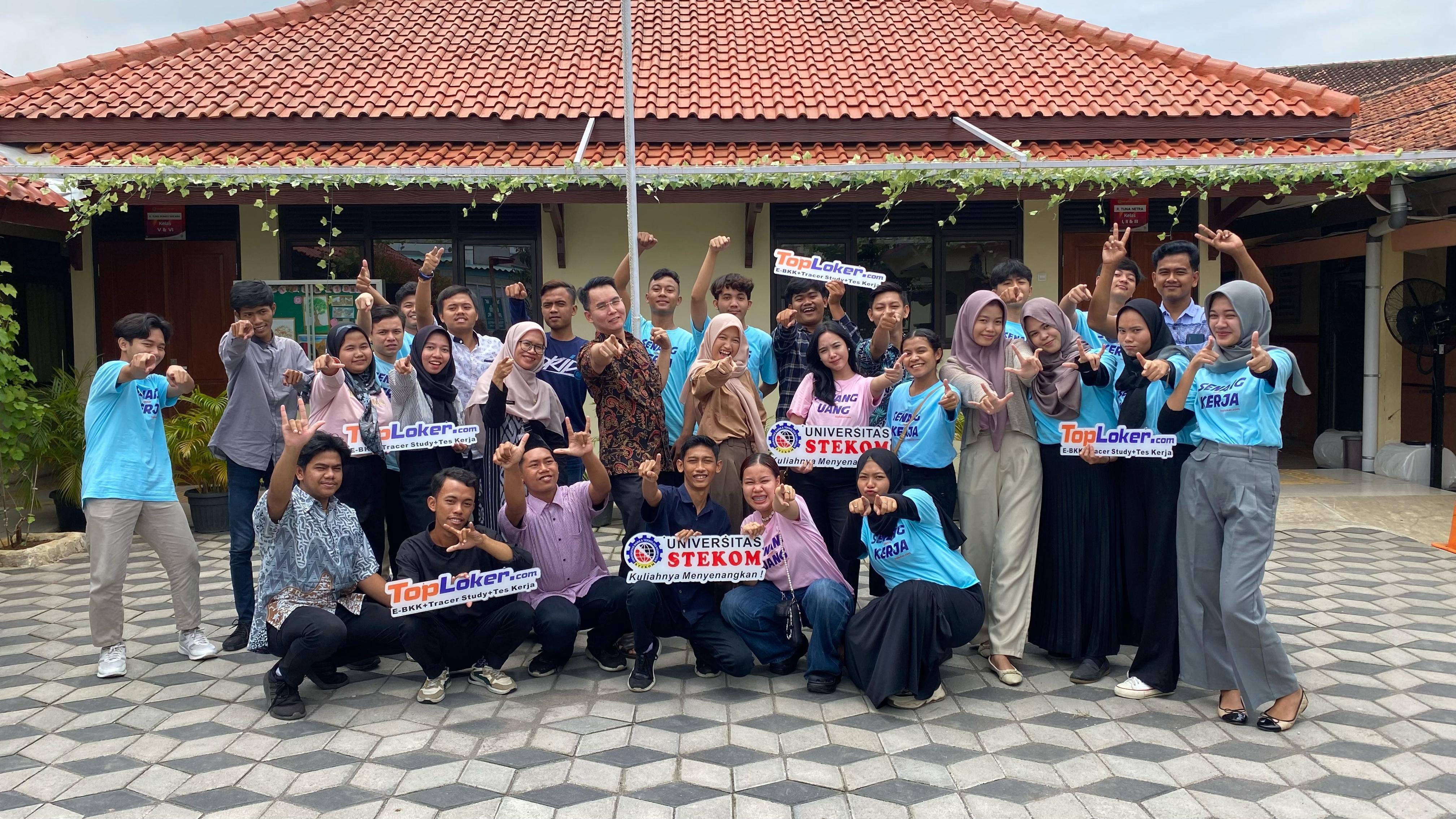 Universitas STEKOM dan Toploker.com Gelar Pelatihan Siap Kerja di SLB Negeri Demak