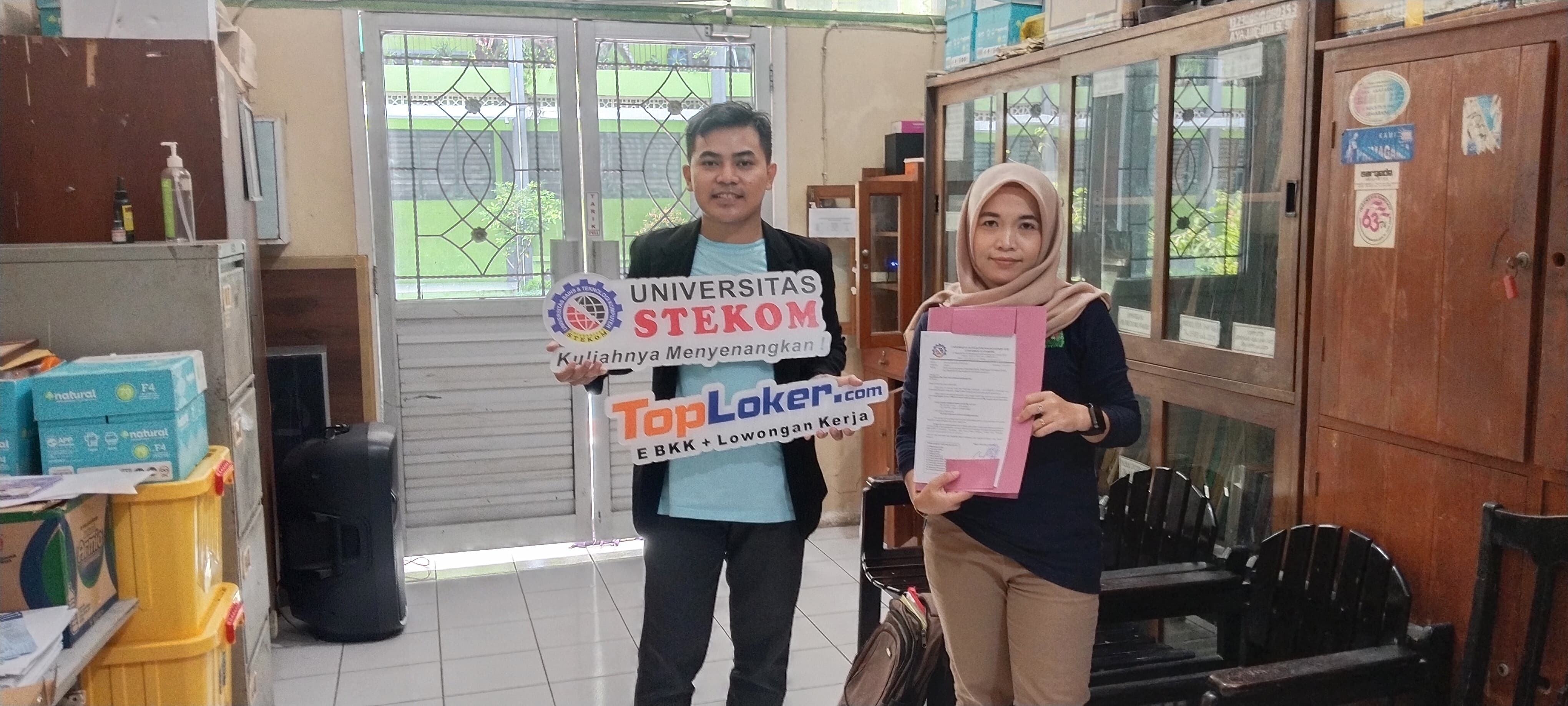 Perkuat Sinergi, Universitas STEKOM dan Toploker.com Kirim MOU & Brosur PMB 2025 ke SMA Walisongo Semarang