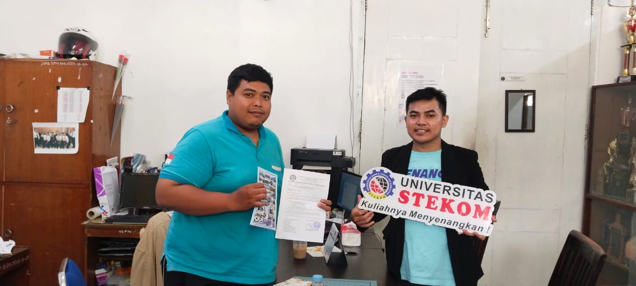 Kolaborasi Hebat! Universitas STEKOM dan Toploker.com Perkenalkan PMB 2025 ke SMA Mataram Lewat MOU dan Brosur