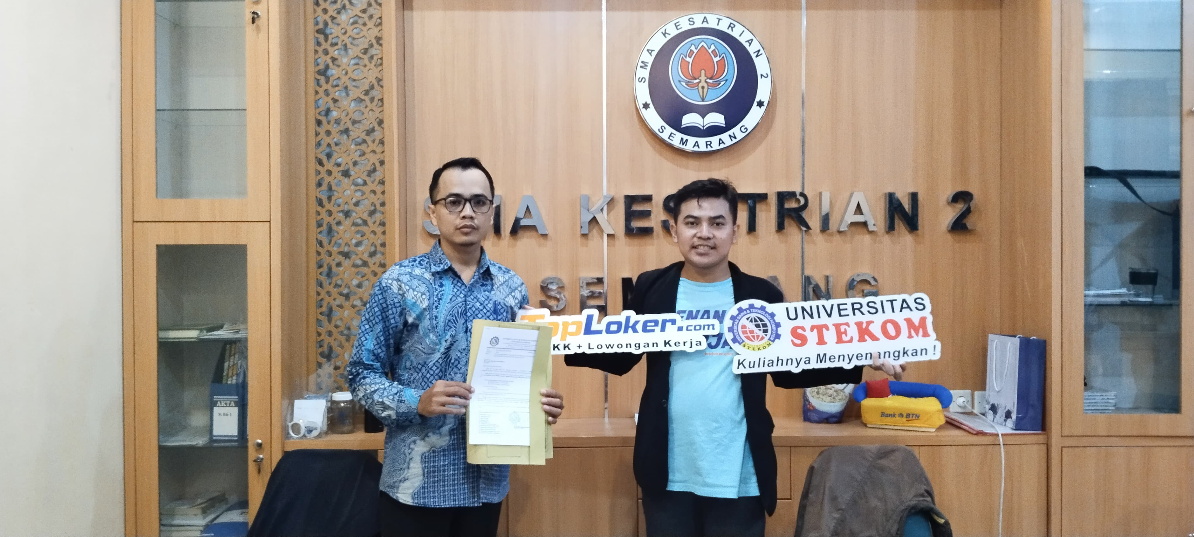 Universitas STEKOM dan Toploker.com Perkuat Jalinan Edukasi, Kirim MOU & Brosur PMB 2025 ke SMA Kesatrian 2 Semarang