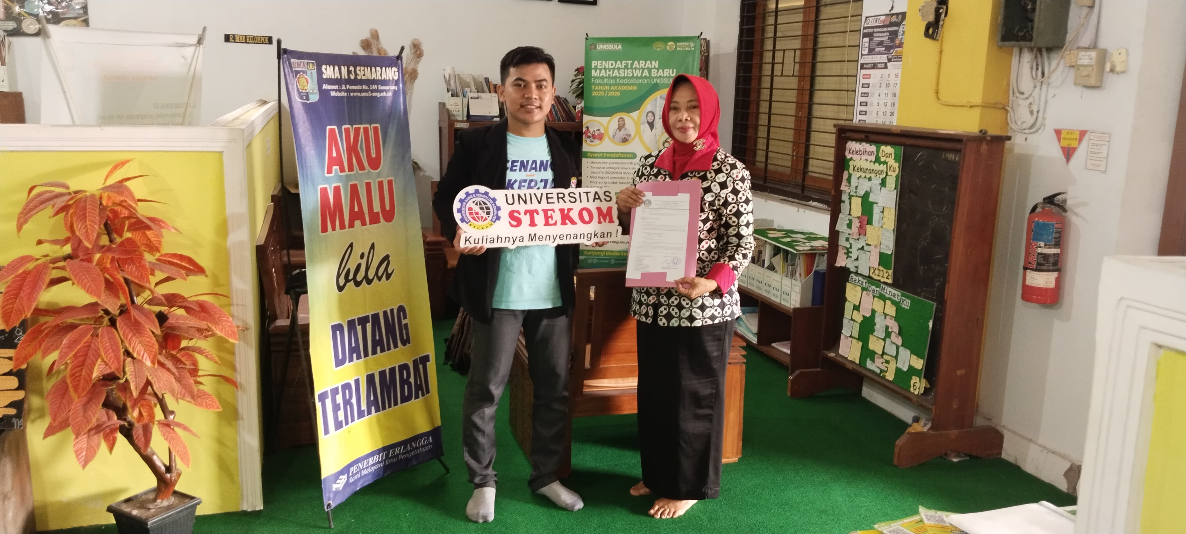 Universitas STEKOM dan Toploker.com Kirim MOU & Brosur PMB 2025 ke SMAN 3 Semarang, Perluas Akses Informasi Pendidikan