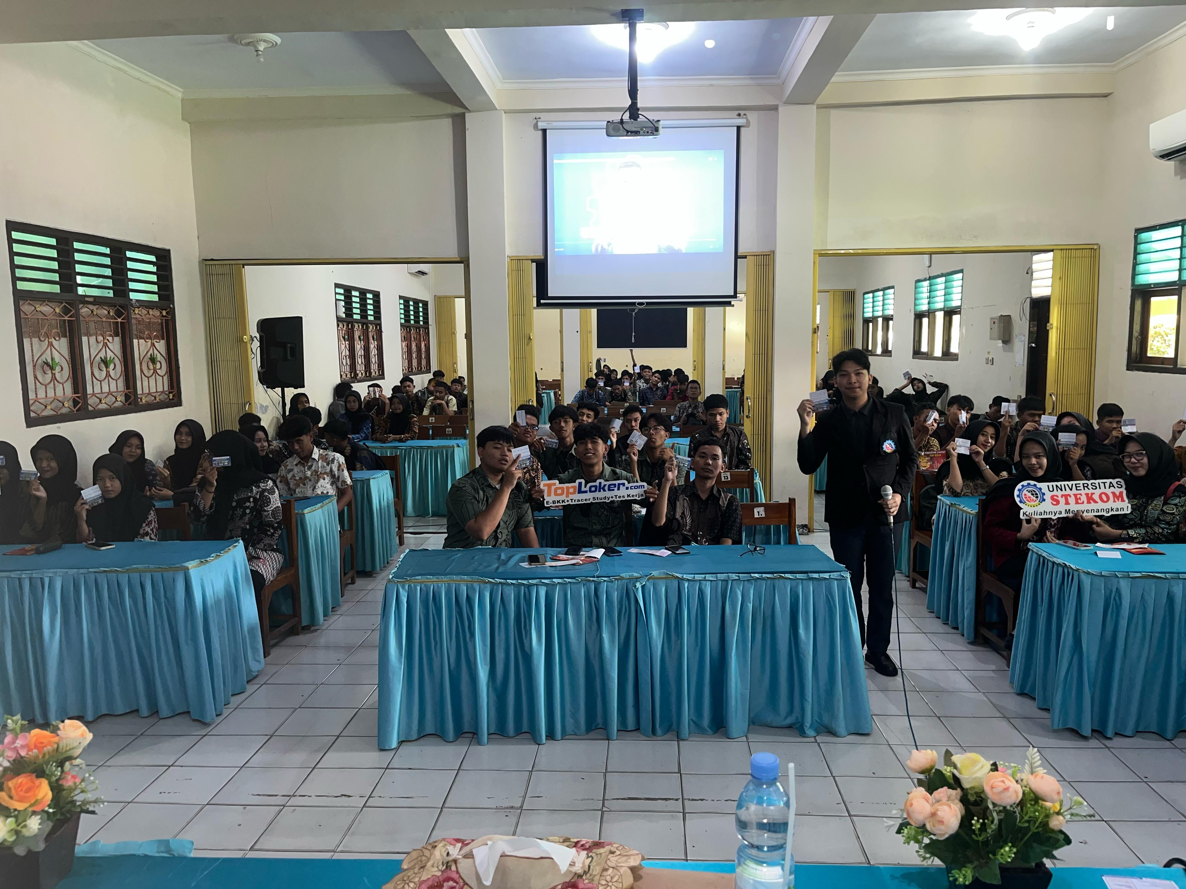 Universitas STEKOM dan Toploker.com Hadir di SMK Bina Utama Kendal, Kenalkan Dunia Kampus dan Karier untuk Siswa RPL & TKJ