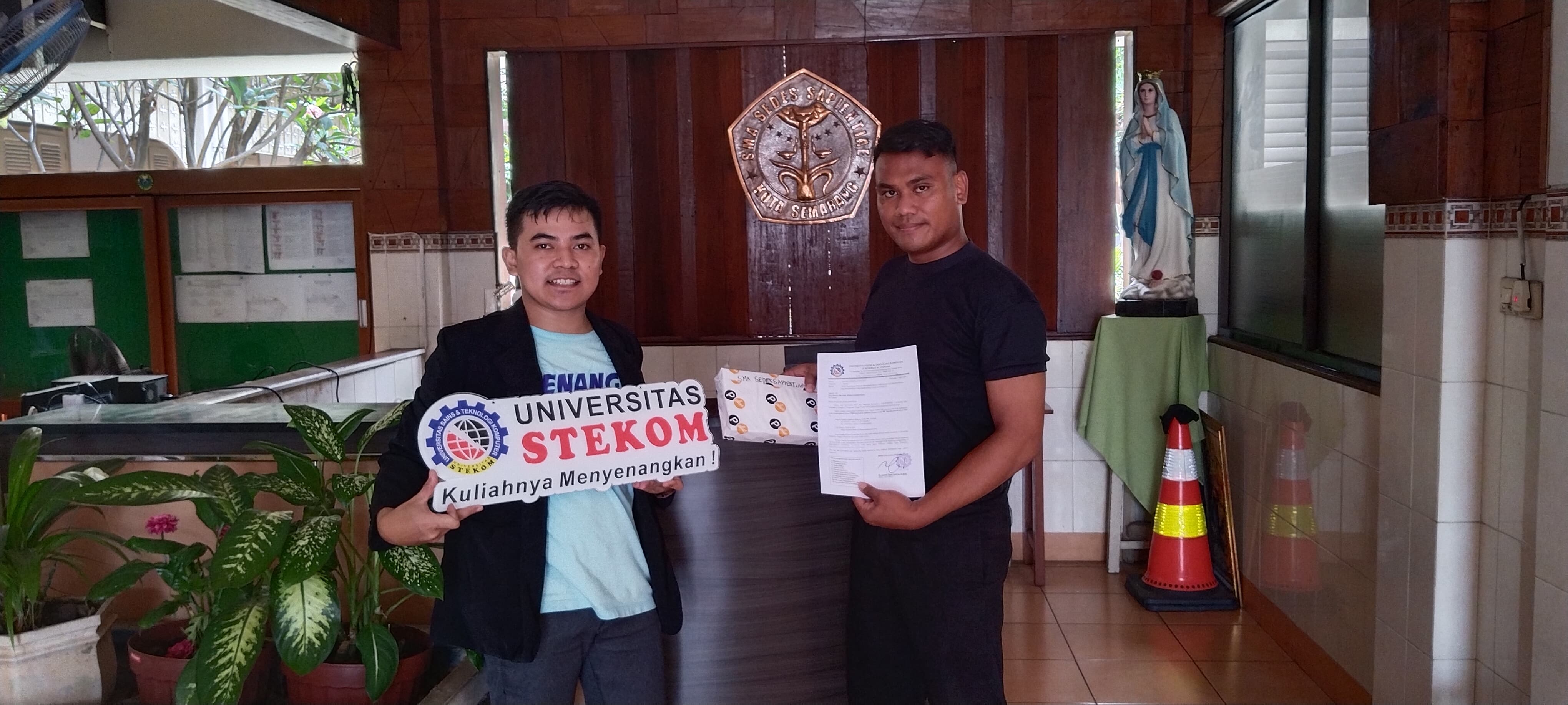Universitas STEKOM dan TopLoker.com Kirimkan MoU dan Brosur PMB 2025 ke SMA Sedes Sapientiae Semarang