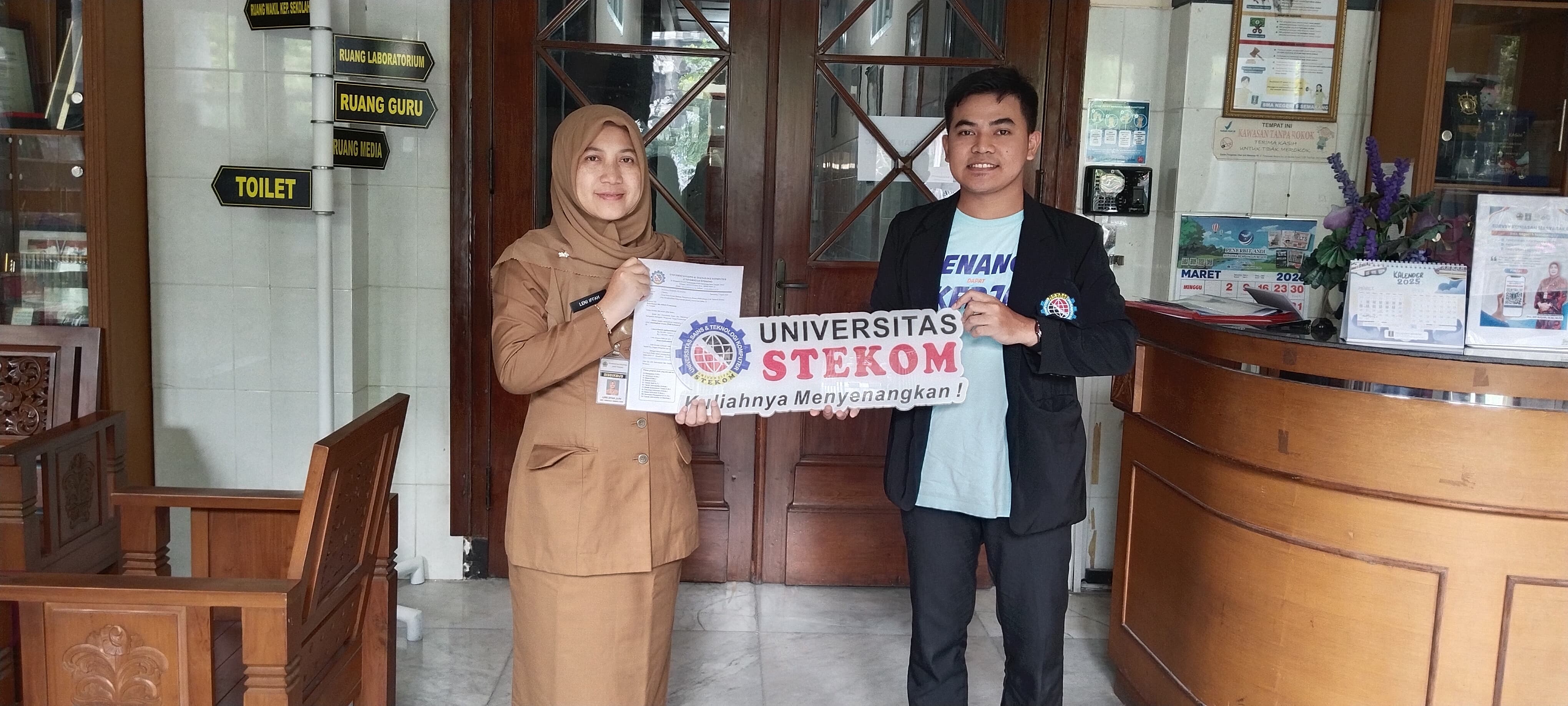 Universitas STEKOM dan TopLoker.com Kirimkan MoU dan Brosur PMB 2025 ke SMAN 5 Semarang