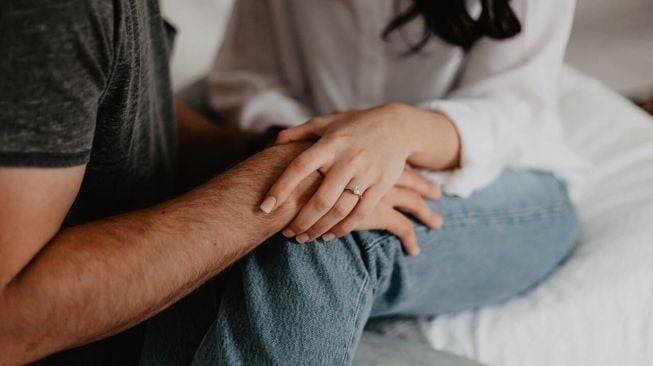 Di Antara Dua Ekstrem: Hubungan dengan Pasangan Misterius vs. Pasangan Posesif