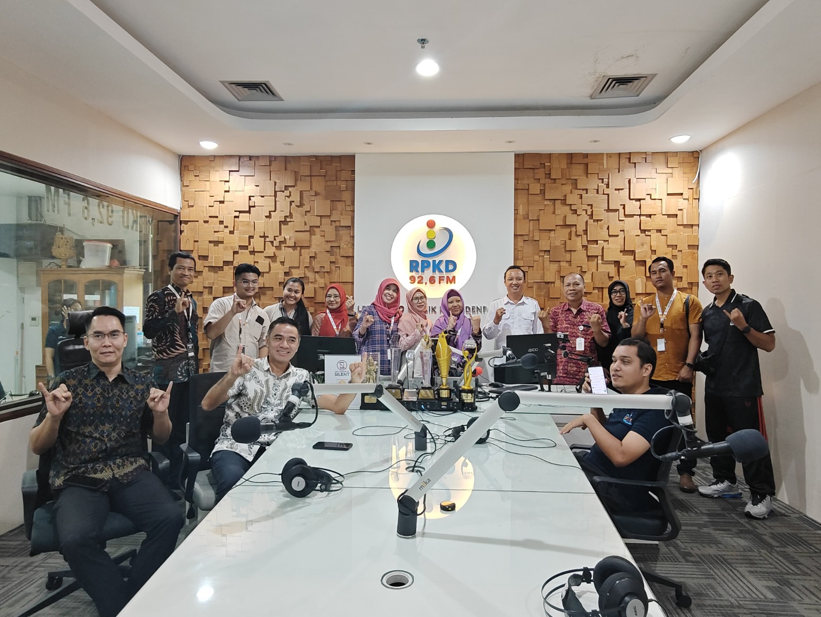 Universitas STEKOM dan TopLoker.com Dokumentasikan Perjalanan Alumni SLB Bali untuk Mendorong Semangat Siswa SLB Lainnya