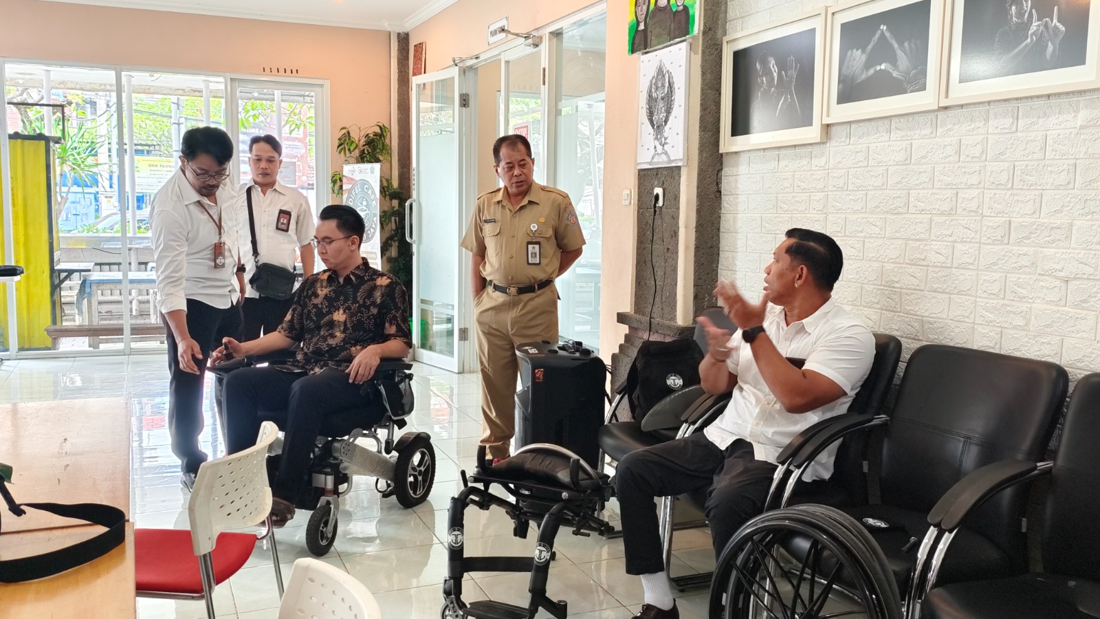 TopLoker.com dan Universitas STEKOM Kunjungi Graha Nawasena: Dialog Santai Serap Inspirasi dari Rumah Harapan Disabilitas Kota Denpasar