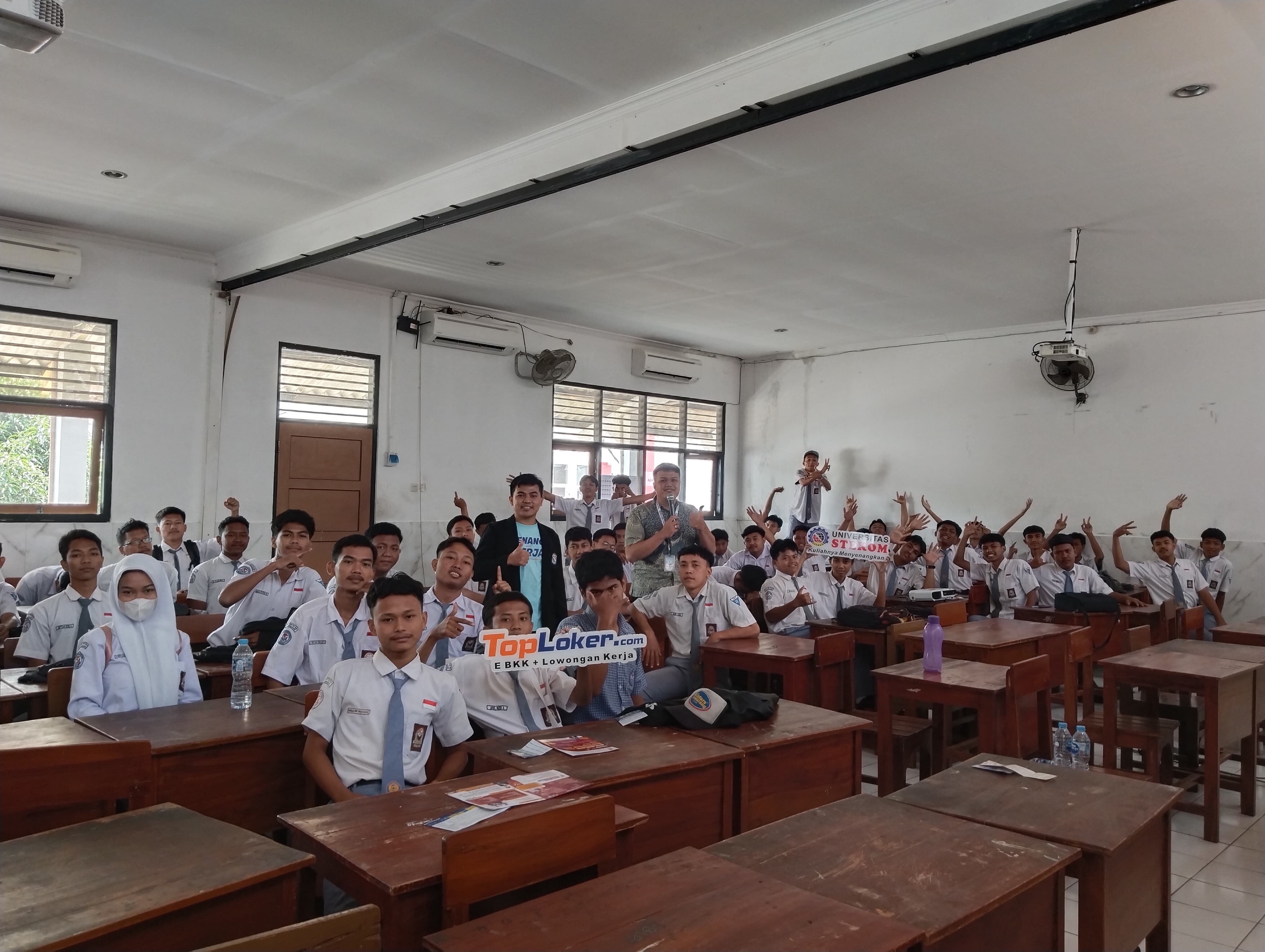 Universitas STEKOM dan Toploker.com Gelar Sosialisasi PMB 2025 di SMK 17 Agustus 1945 Semarang