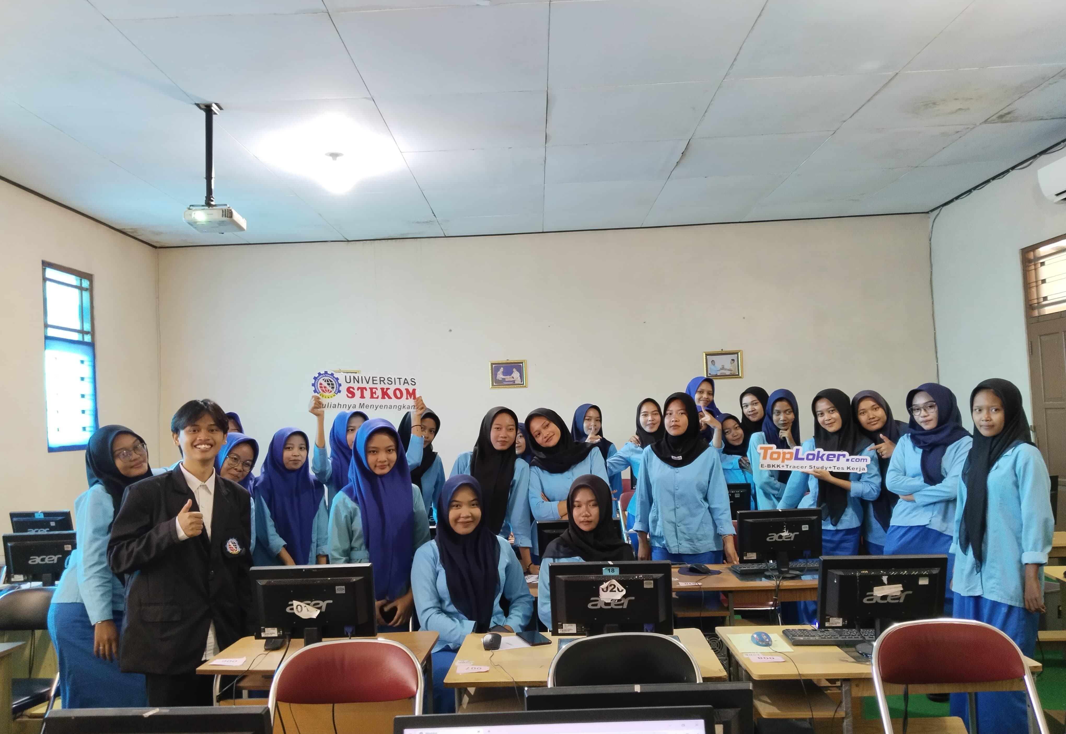 Universitas STEKOM Gandeng Toploker.com Gelar Sosialisasi PMB di SMK PGRI Sukoharjo