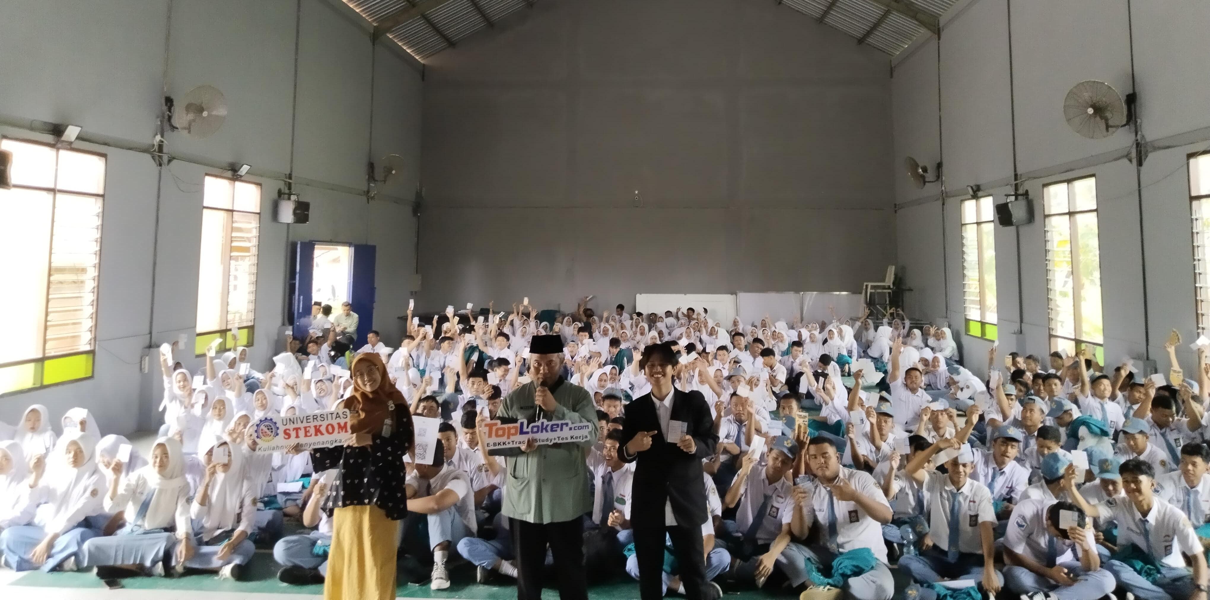 Perluas Akses Pendidikan, Universitas STEKOM dan Toploker.com Kunjungi SMKN 1 Miri Sragen