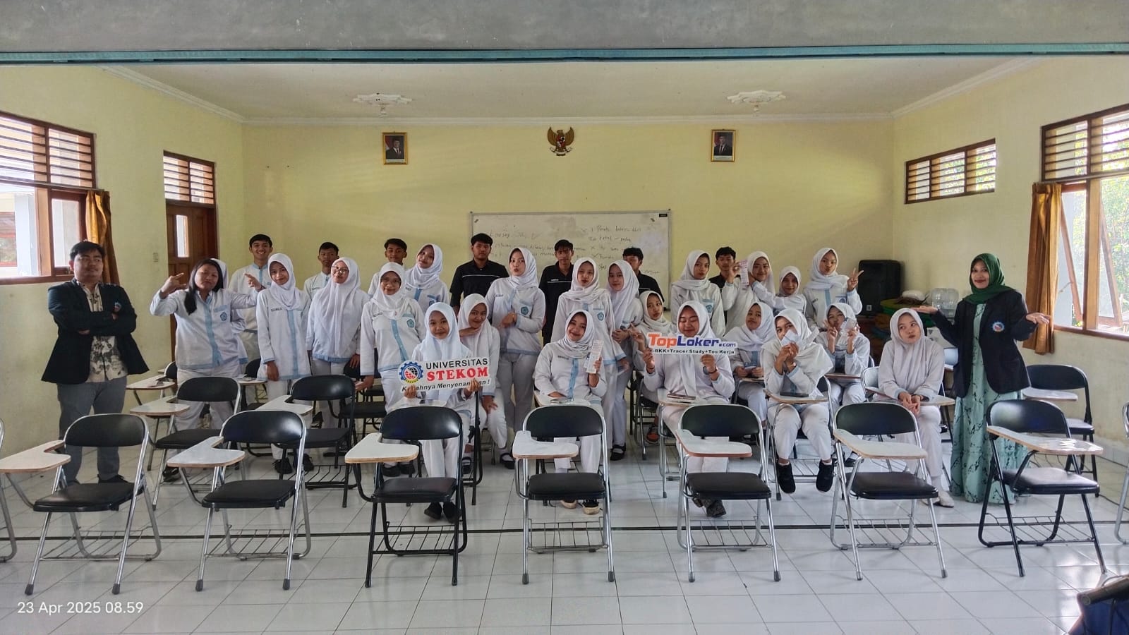 Universitas STEKOM dan Toploker.com Sosialisasikan PMB 2025 di SMK Nusa Persada Tengaran