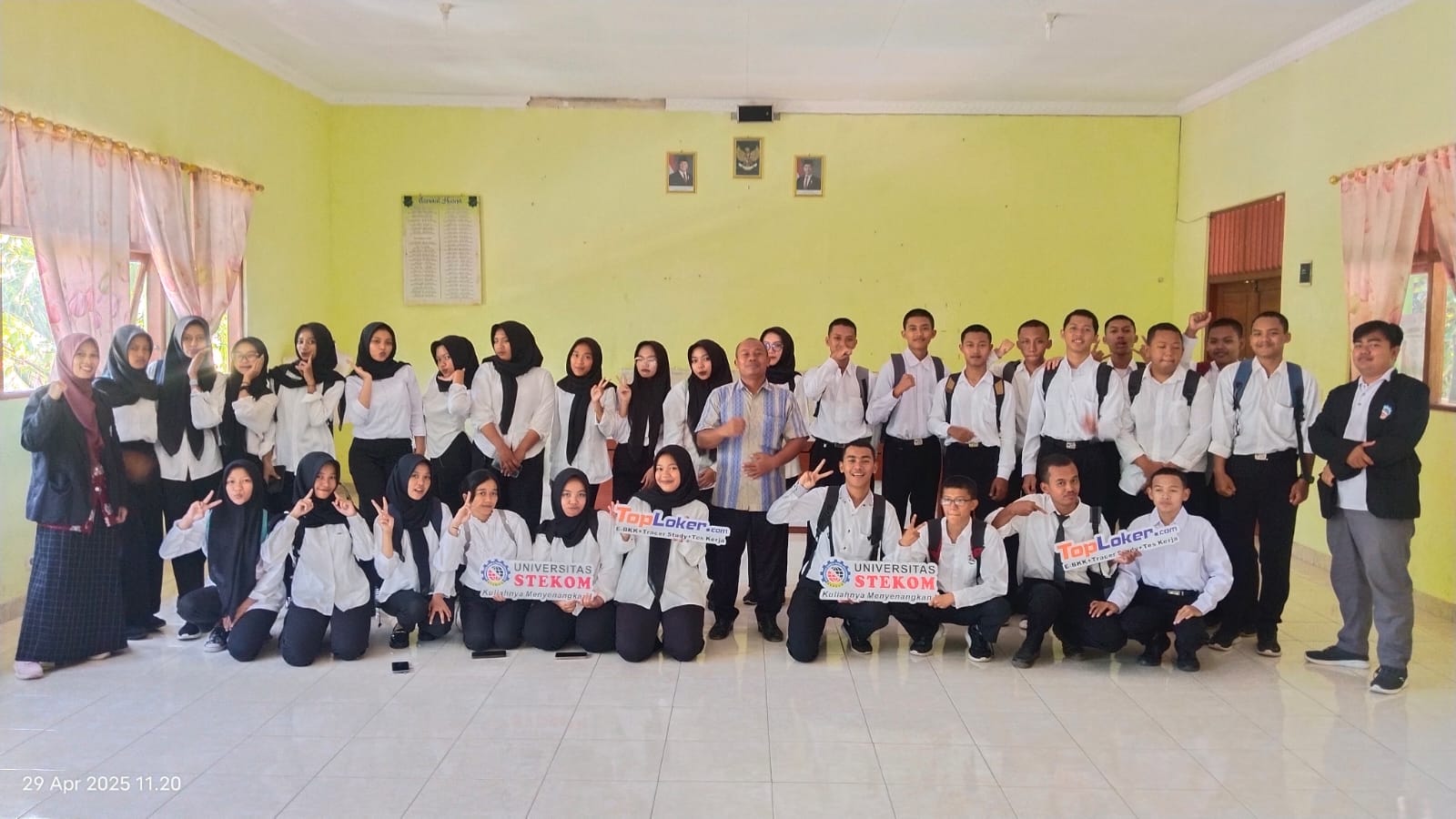 Universitas STEKOM dan Toploker.com Kenalkan Program PMB dan Platform Karier di SMKN 1 Kaliwungu