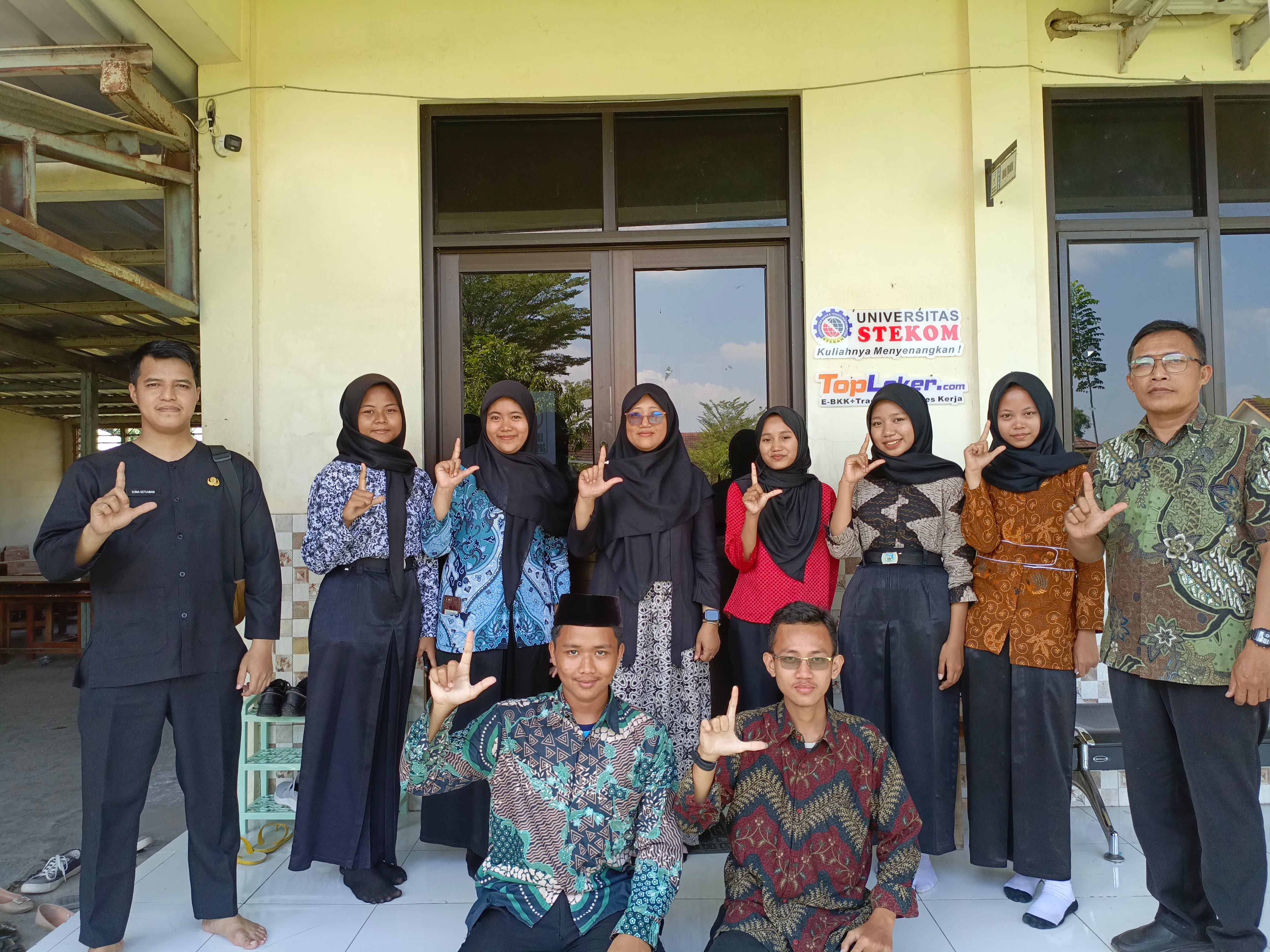 Bimtek Lanjutan oleh Alumni Golden Ticket Univ. STEKOM dan Toploker.com Digelar di SMKN 1 Leuwimunding