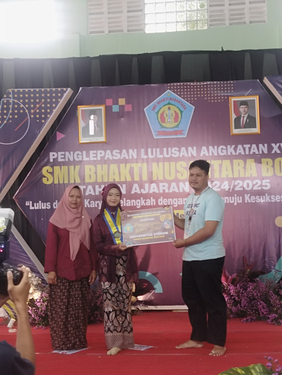 Universitas STEKOM dan TopLoker.com Meriahkan Penglepasan Siswa SMK Bhakti Nusantara Boja dengan Beasiswa Golden Tiket