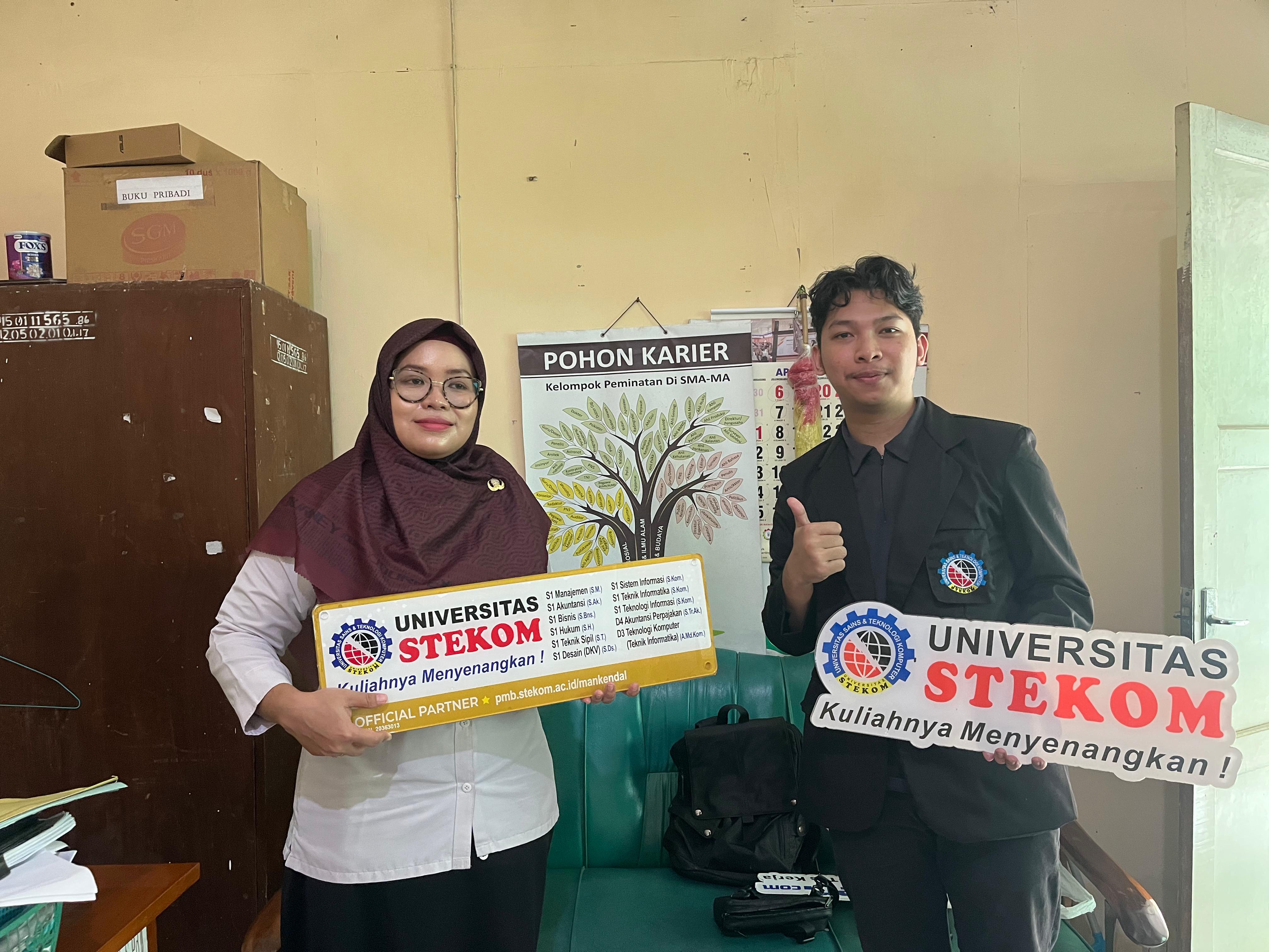Toploker.com dan Universitas STEKOM Kunjungi MAN Kendal, Perkuat Kolaborasi SmartCoin dan Serahkan Akrilik Kemitraan
