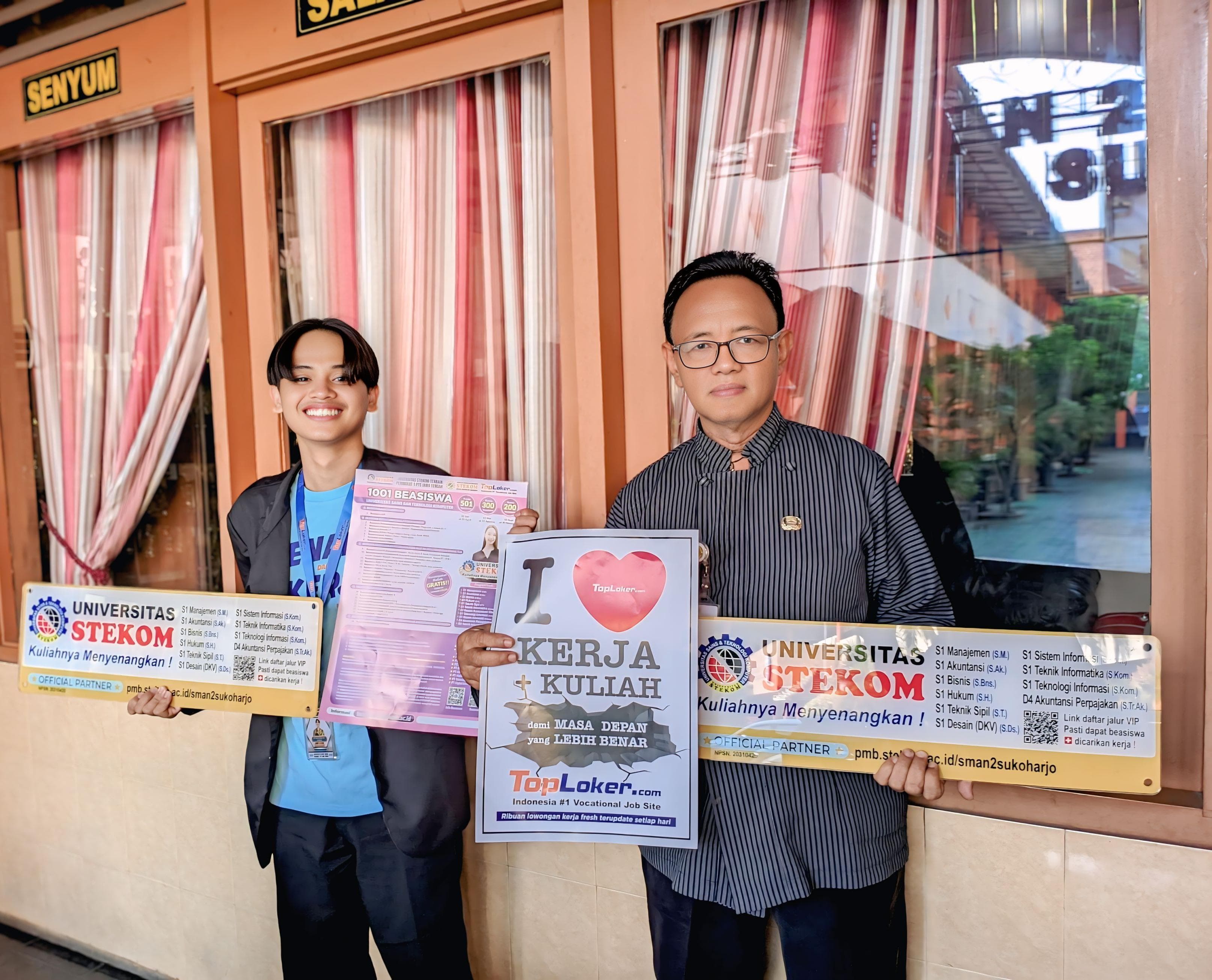 Toploker.com & Universitas STEKOM Kunjungi SMAN 2 Sukoharjo, Serahkan Akrilik Referal dan Poster PMB
