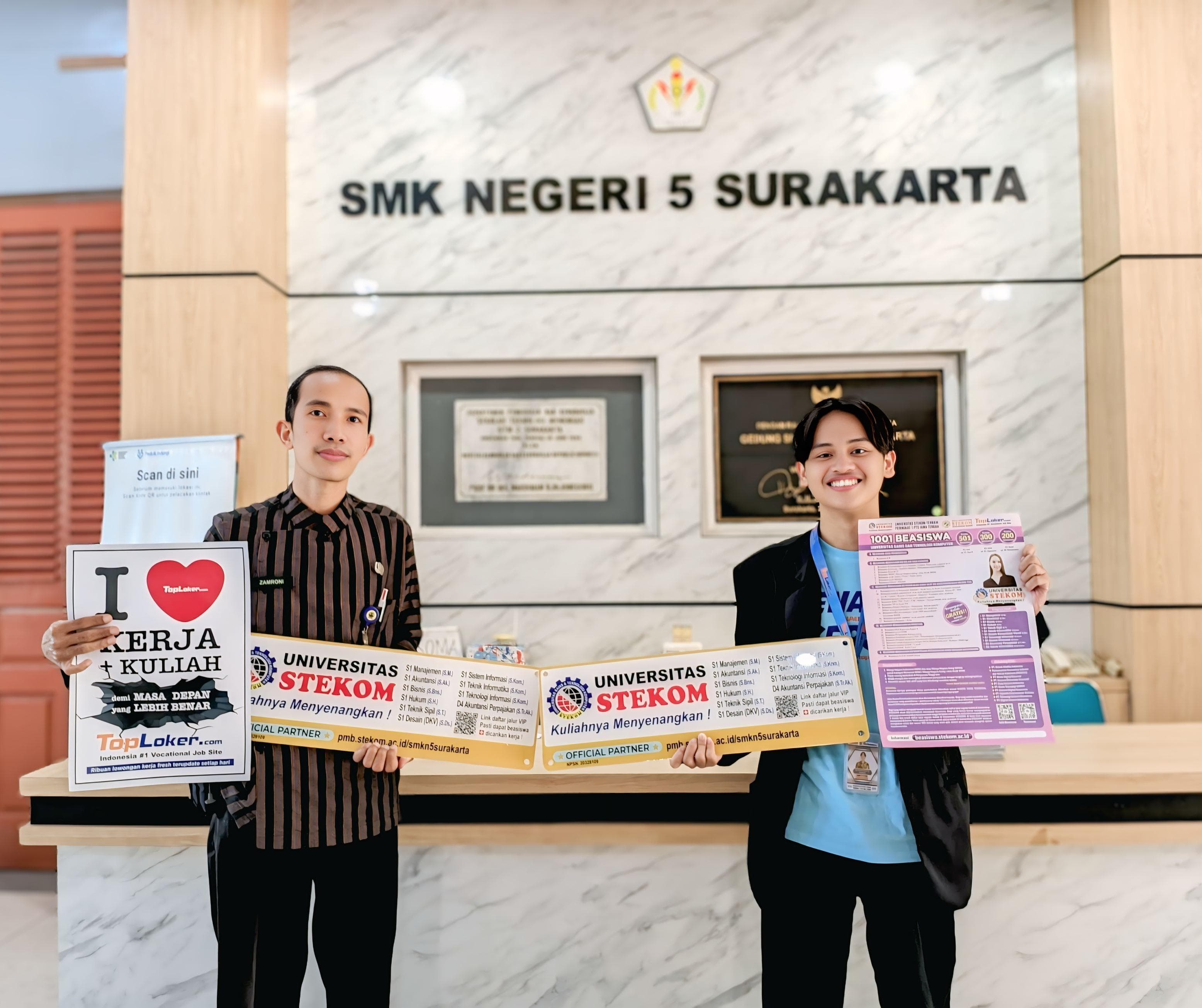 Kolaborasi Pendidikan: STEKOM & Toploker Serahkan Akrilik dan Poster PMB di SMKN 5 Surakarta