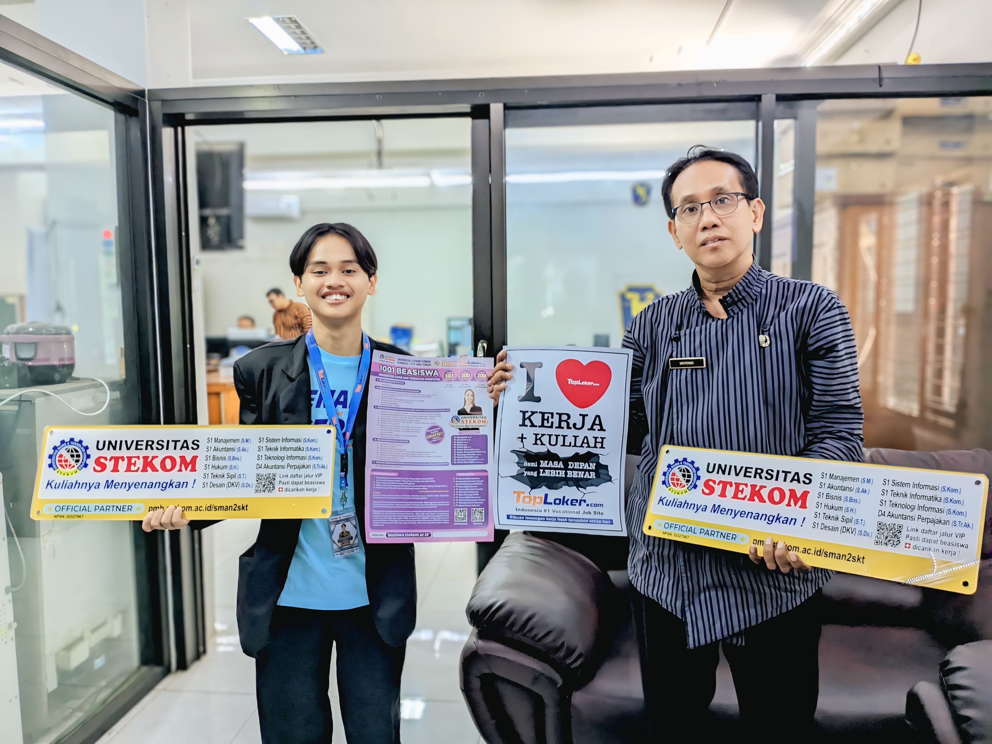 Jalin Kemitraan, Univ. STEKOM dan Toploker.com Serahkan Akrilik Referal & Poster PMB ke SMAN 2 Surakarta