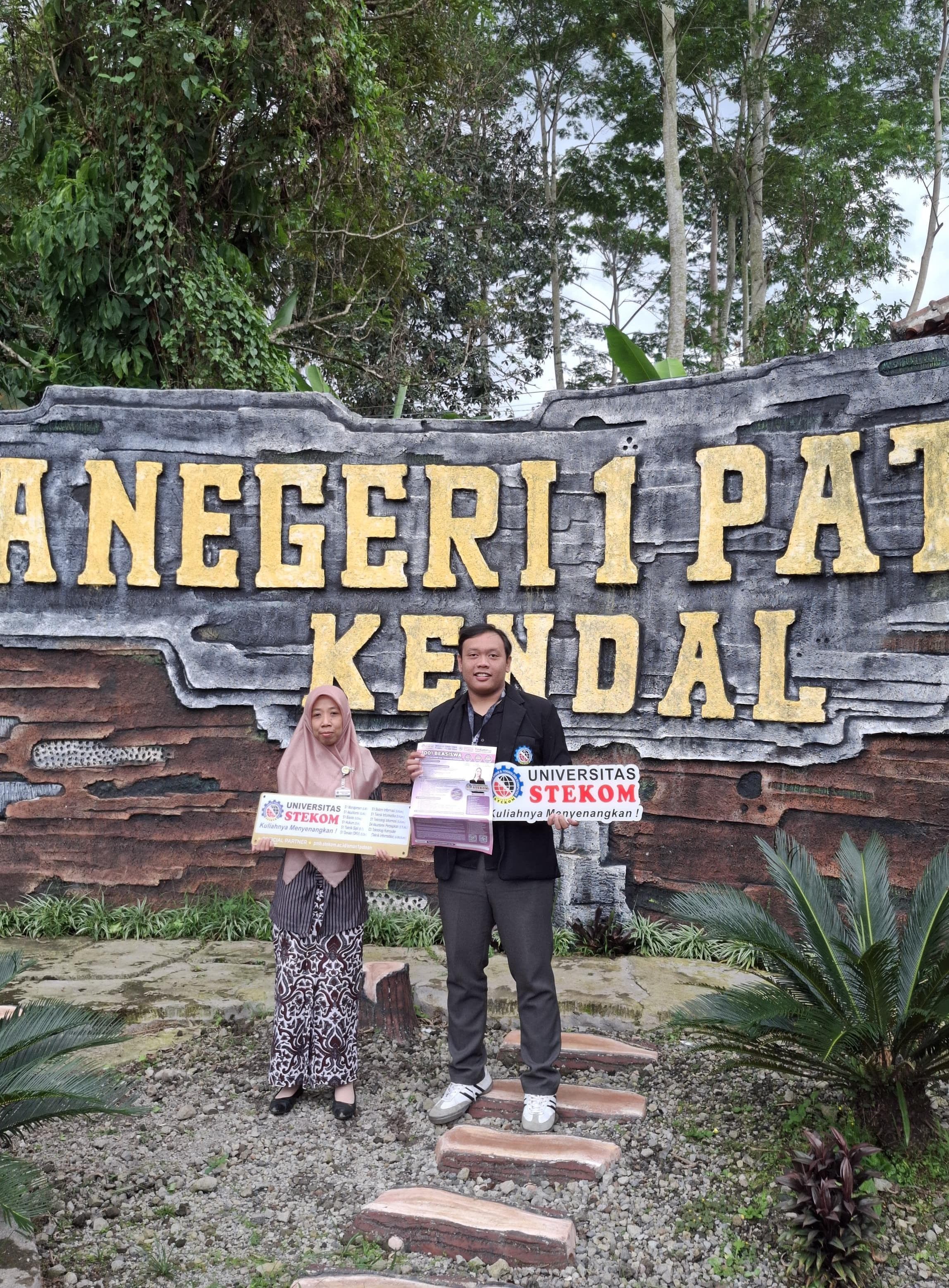 TopLoker dan Universitas STEKOM Jalin Silaturahmi Edukatif ke SMA N 1 Patean, Serahkan Media Promosi PMB
