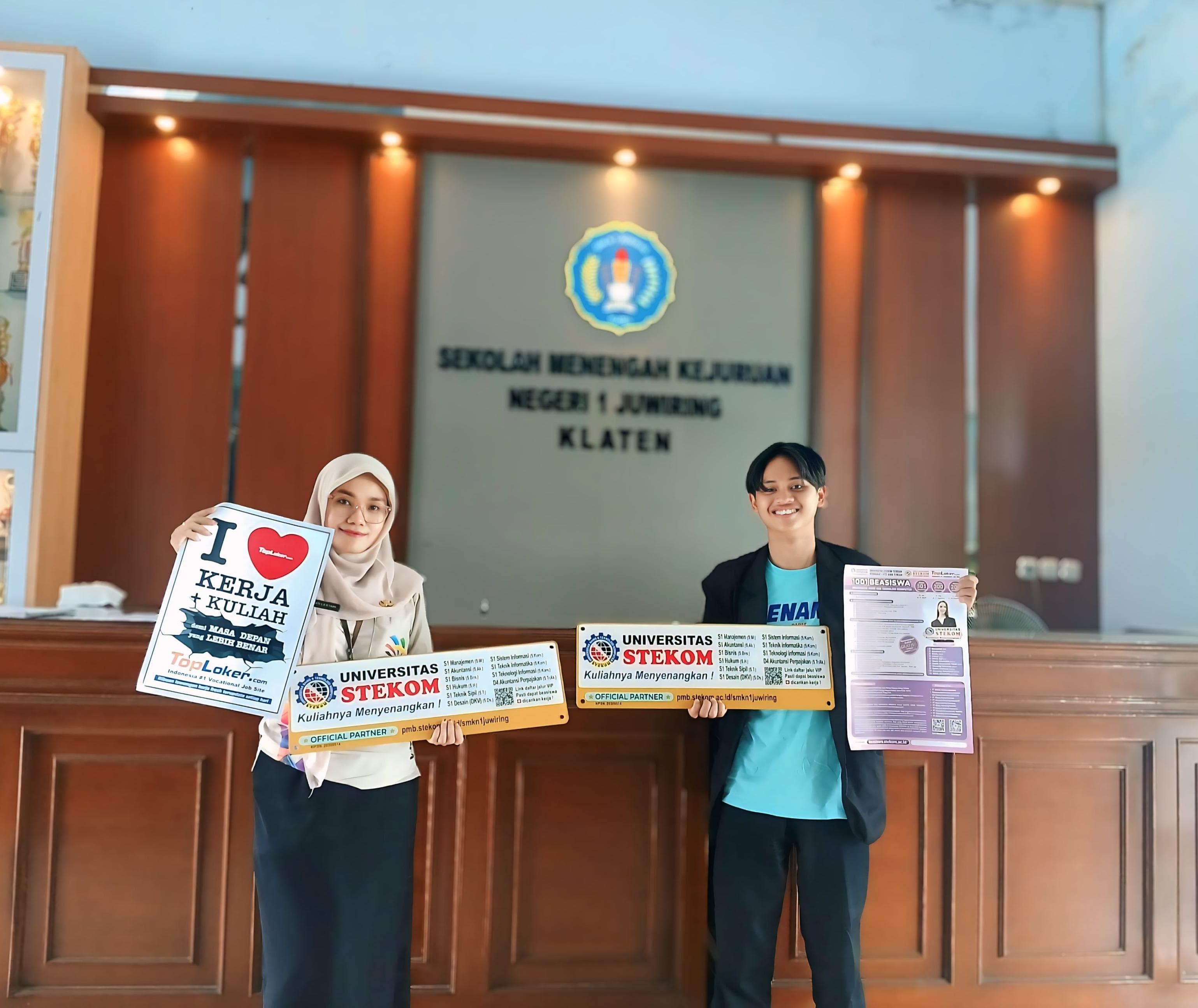 Pererat Kolaborasi Edukasi, TopLoker dan Univ. STEKOM Kunjungi SMKN 1 Juwiring dan Serahkan Media Promosi PMB