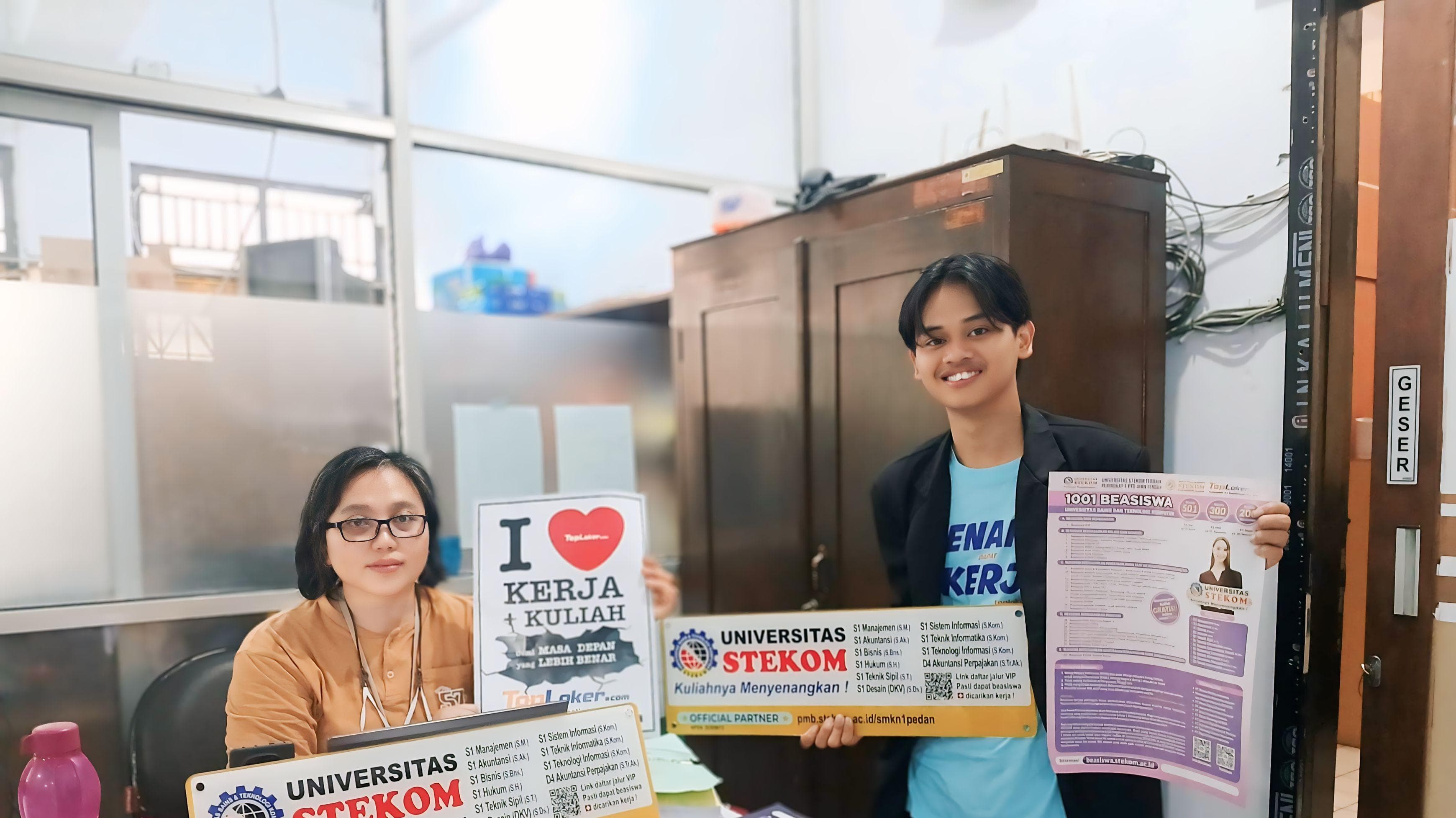 TopLoker & STEKOM Pererat Kolaborasi Lewat Kunjungan dan Penyerahan Media Edukasi ke SMKN 1 Pedan