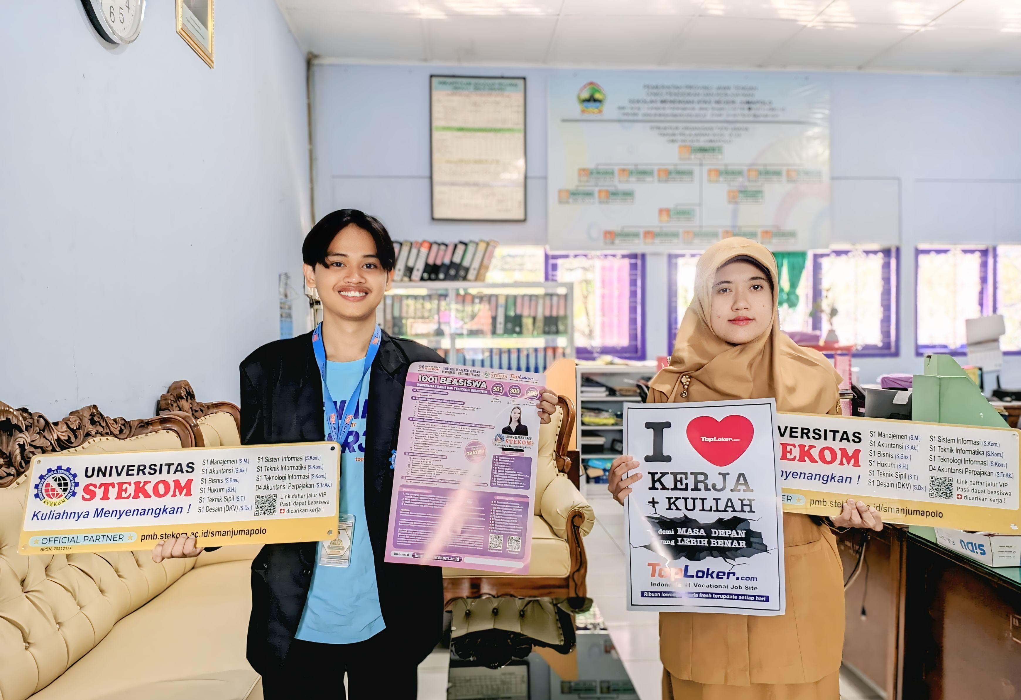 Kunjungan Persahabatan: Universitas STEKOM & TopLoker.com Serahkan Akrilik Referal dan Poster PMB ke SMAN Jumapolo