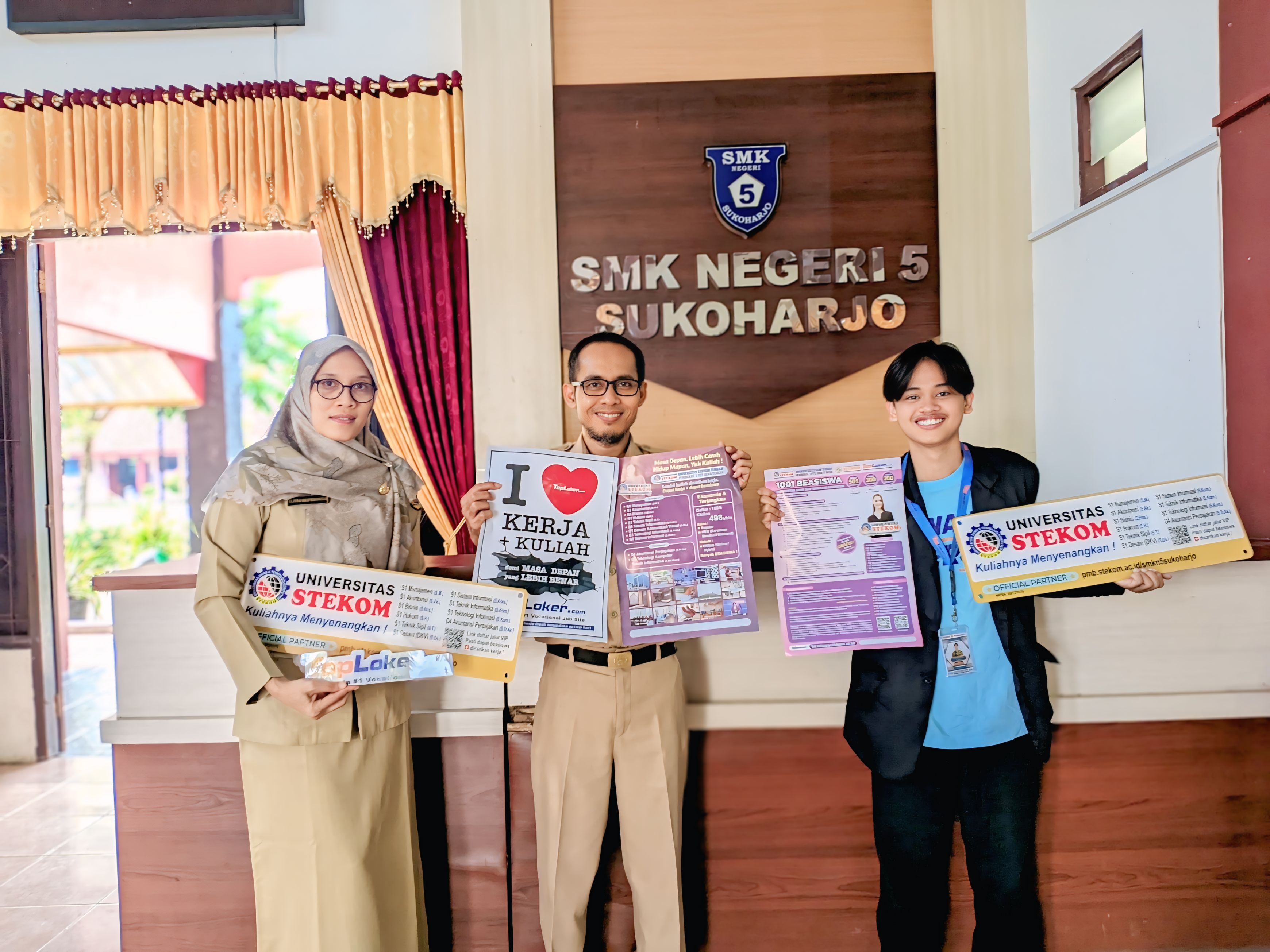 Pererat Silaturahmi, Universitas STEKOM dan TopLoker.com Kunjungi SMKN 5 Sukoharjo Serahkan Media Edukasi