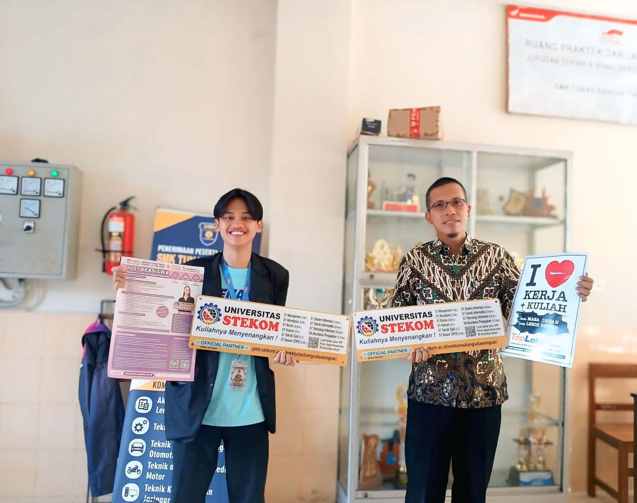 Pererat Kerja Sama Pendidikan, TopLoker.com dan Universitas STEKOM Sambangi SMK Tunas Bangsa Tawangsari Sukoharjo