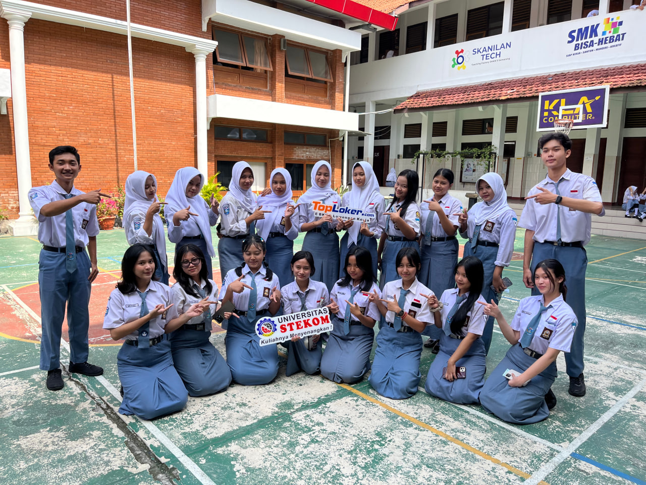 Toploker.com dan Universitas STEKOM Dukung Masa Depan Siswa SMKN 9 Semarang Lewat Sosialisasi Pendidikan