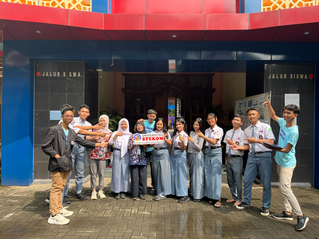 Toploker.com dan Universitas STEKOM Meriahkan Clasmeet SMKN 4 Semarang dengan Edukasi Karier dan Pendidikan