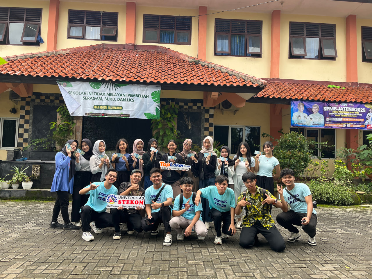 Toploker.com dan Universitas STEKOM Meriahkan Classmeet SMAN 11 Semarang dengan Inspirasi Pendidikan Masa Depan