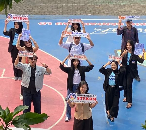 Sosialisasi Pendidikan di SMAN 15 Semarang: Toploker.com dan Universitas STEKOM Hadir dalam Momen Pembagian Raport dan Ijazah
