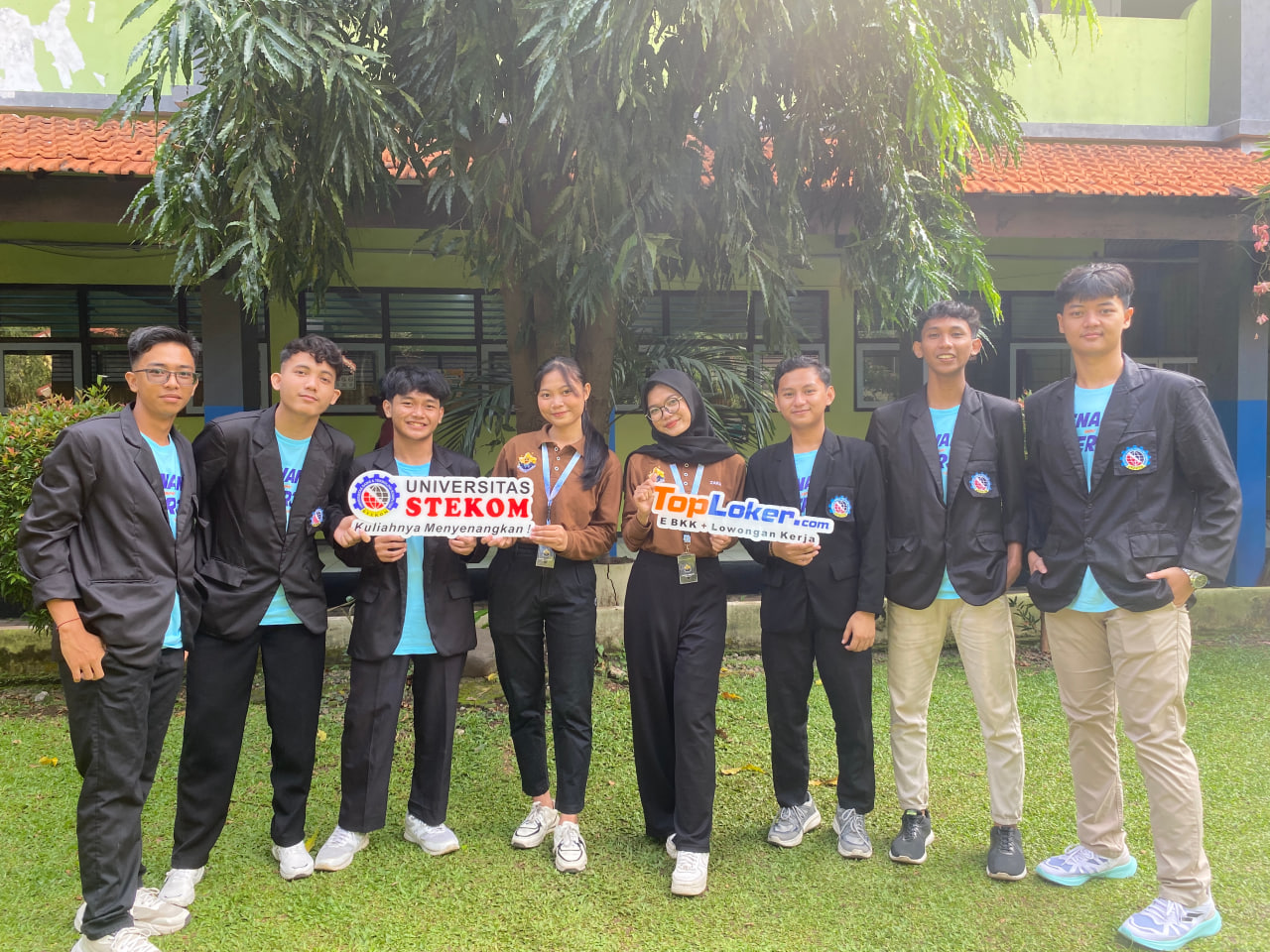 Toploker.com dan Universitas STEKOM Bagikan Brosur Edukasi ke Siswa SMKN 2 Semarang