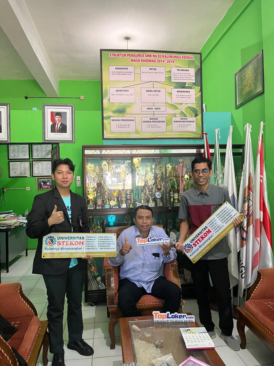 Toploker.com & Universitas STEKOM Dukung Edukasi Siswa SMK NU 3 Kaliwungu dengan Akrilik Display dan Poster Promosi